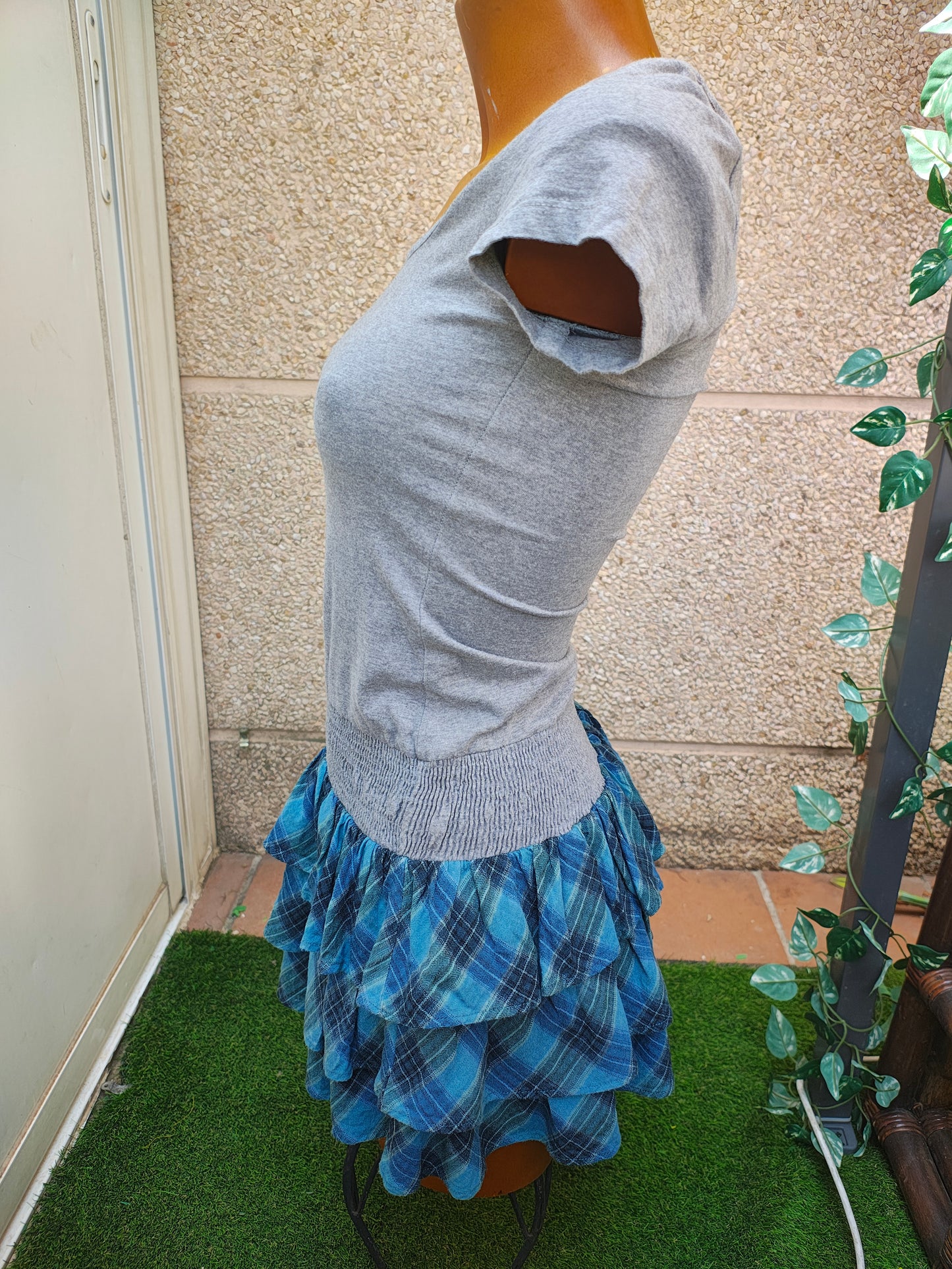 D'OCCASION – DERNIÈRE FILLE Robe grise sans manches à volants (Taille M)