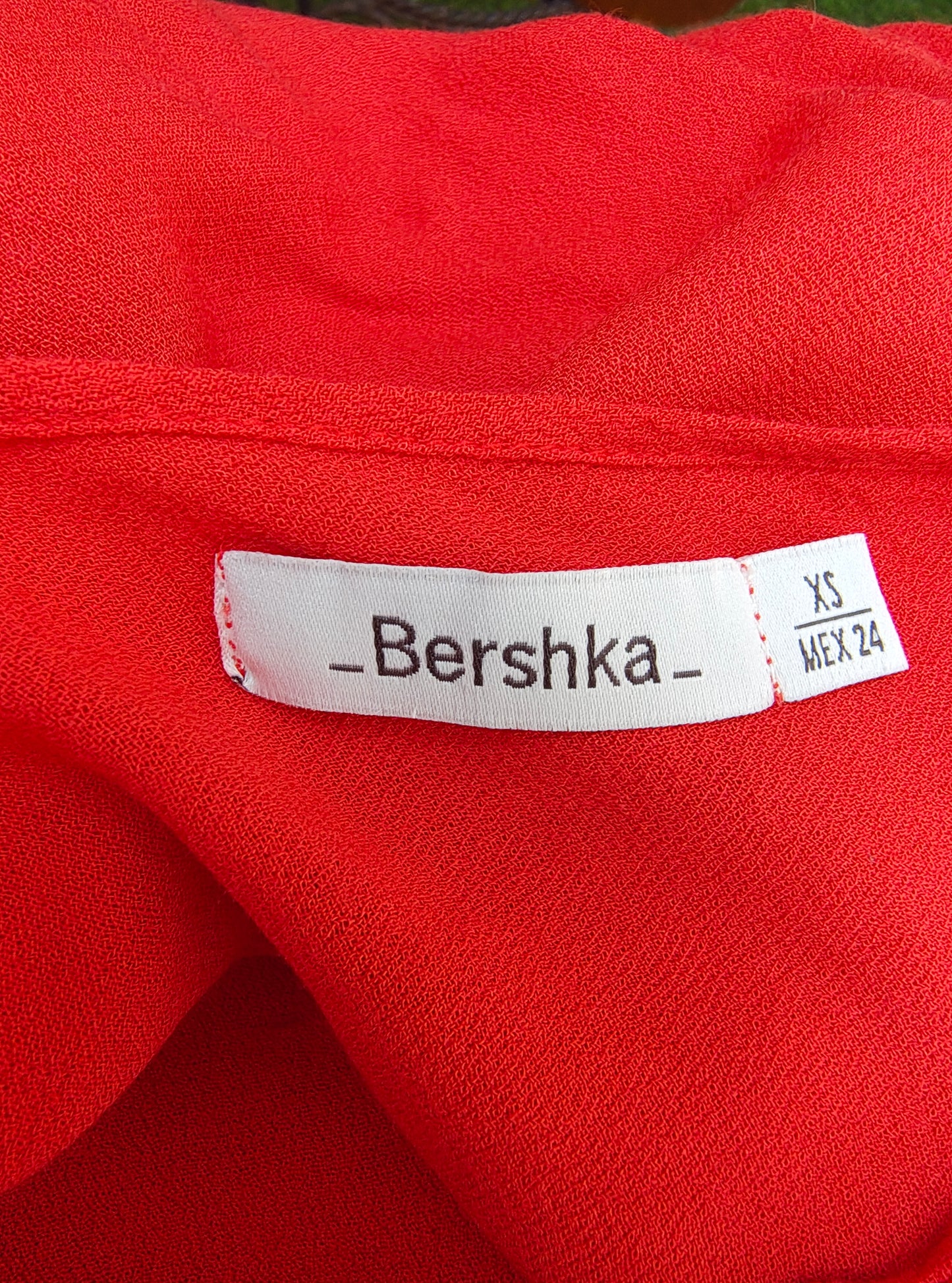 D'OCCASION – Haut rouge sans manches Bershka avec ouverture dans le dos (Taille XS)