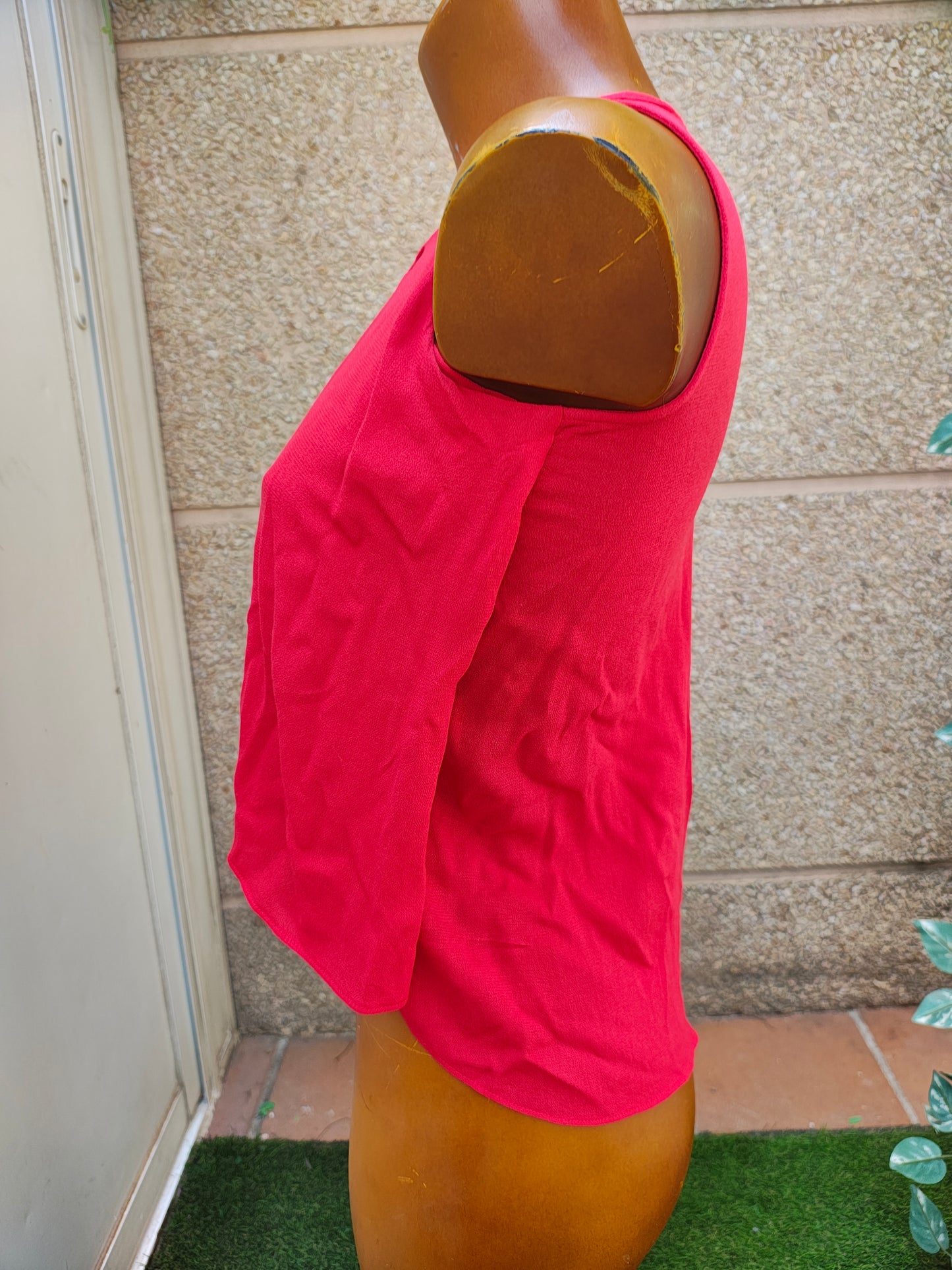 D'OCCASION – Haut rouge sans manches Bershka avec ouverture dans le dos (Taille XS)