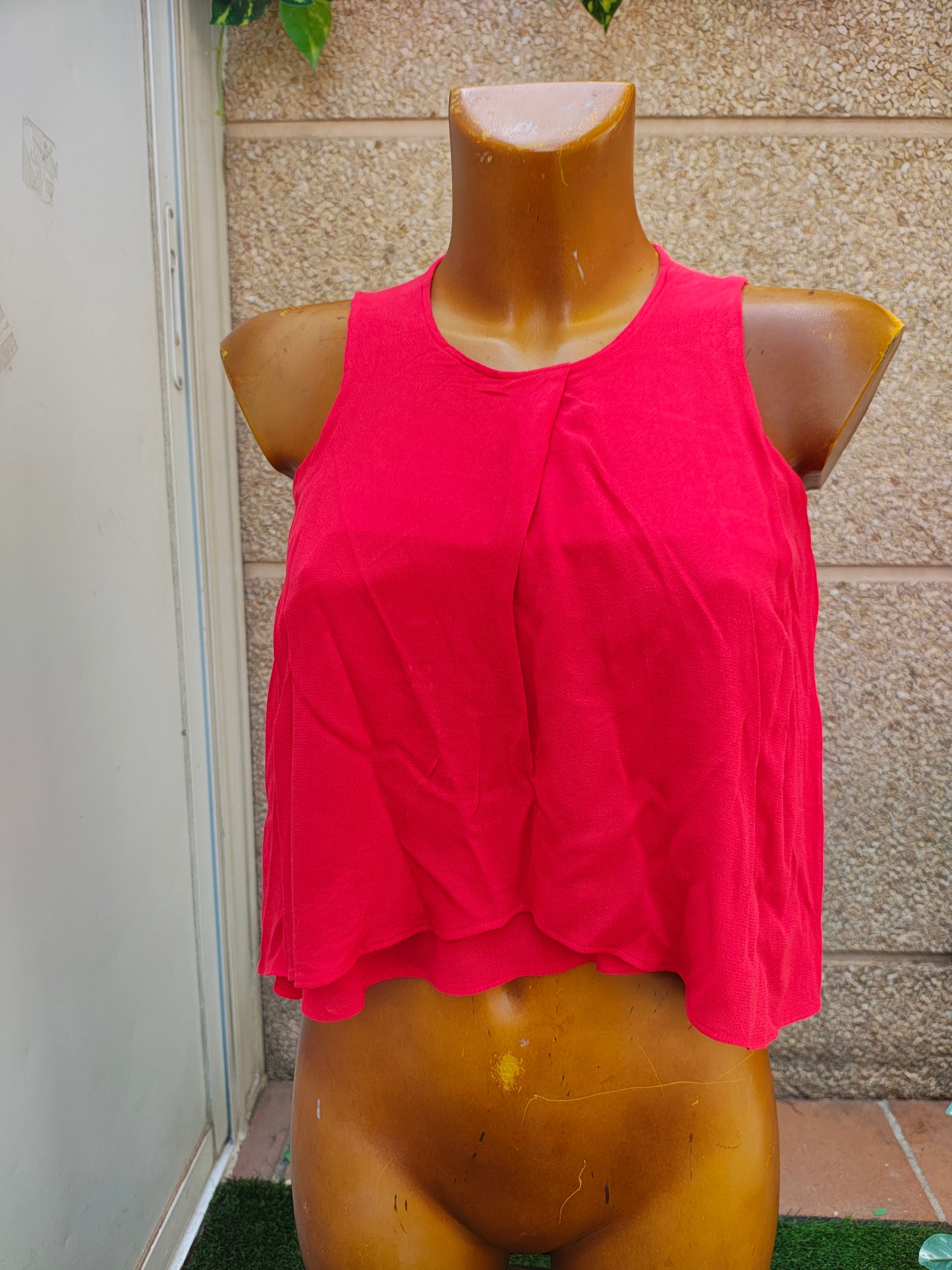 D'OCCASION – Haut rouge sans manches Bershka avec ouverture dans le dos (Taille XS)