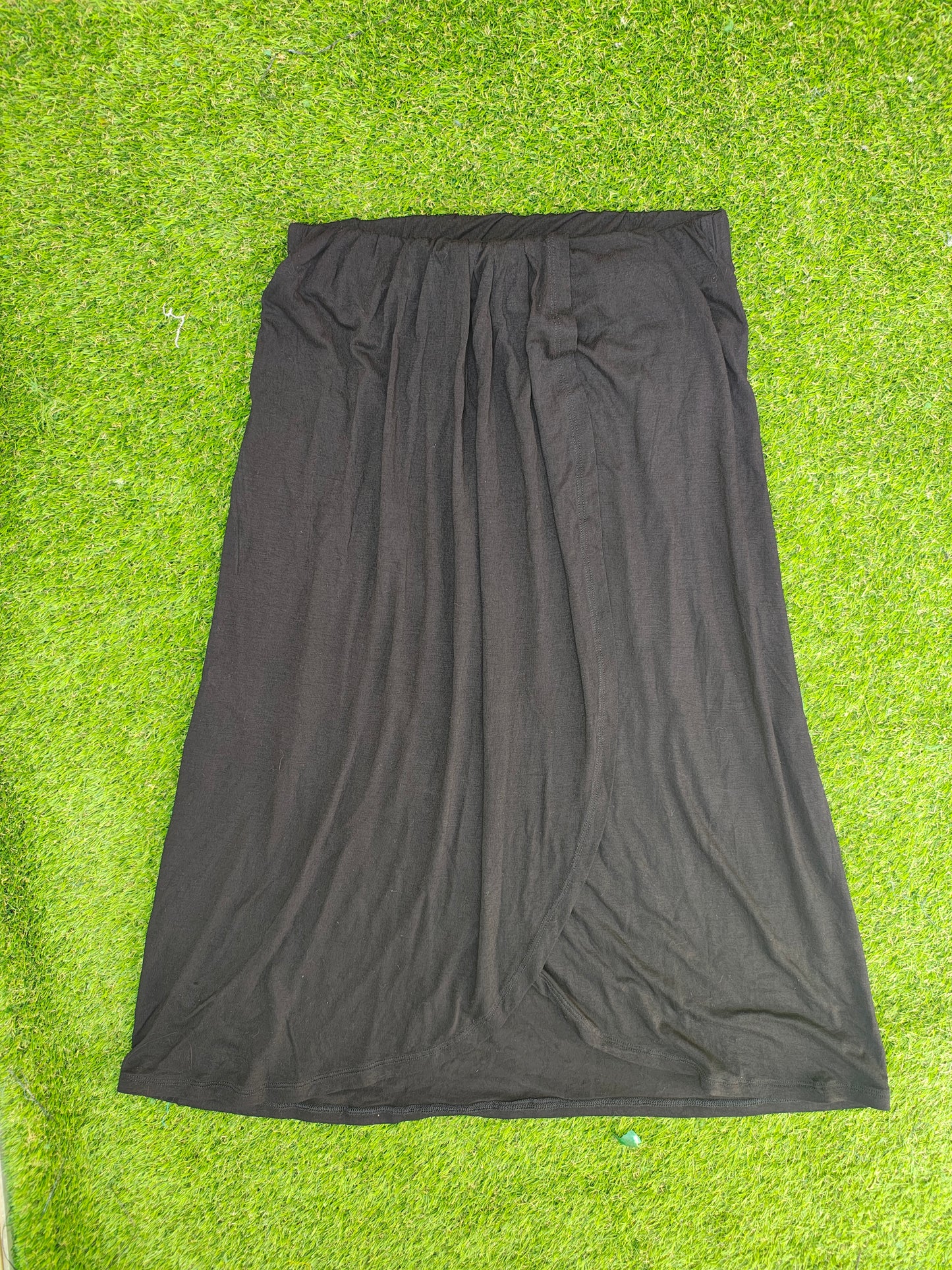 NOUVEAU – PIECES Jupe mi-longue fluide noire (Taille S)