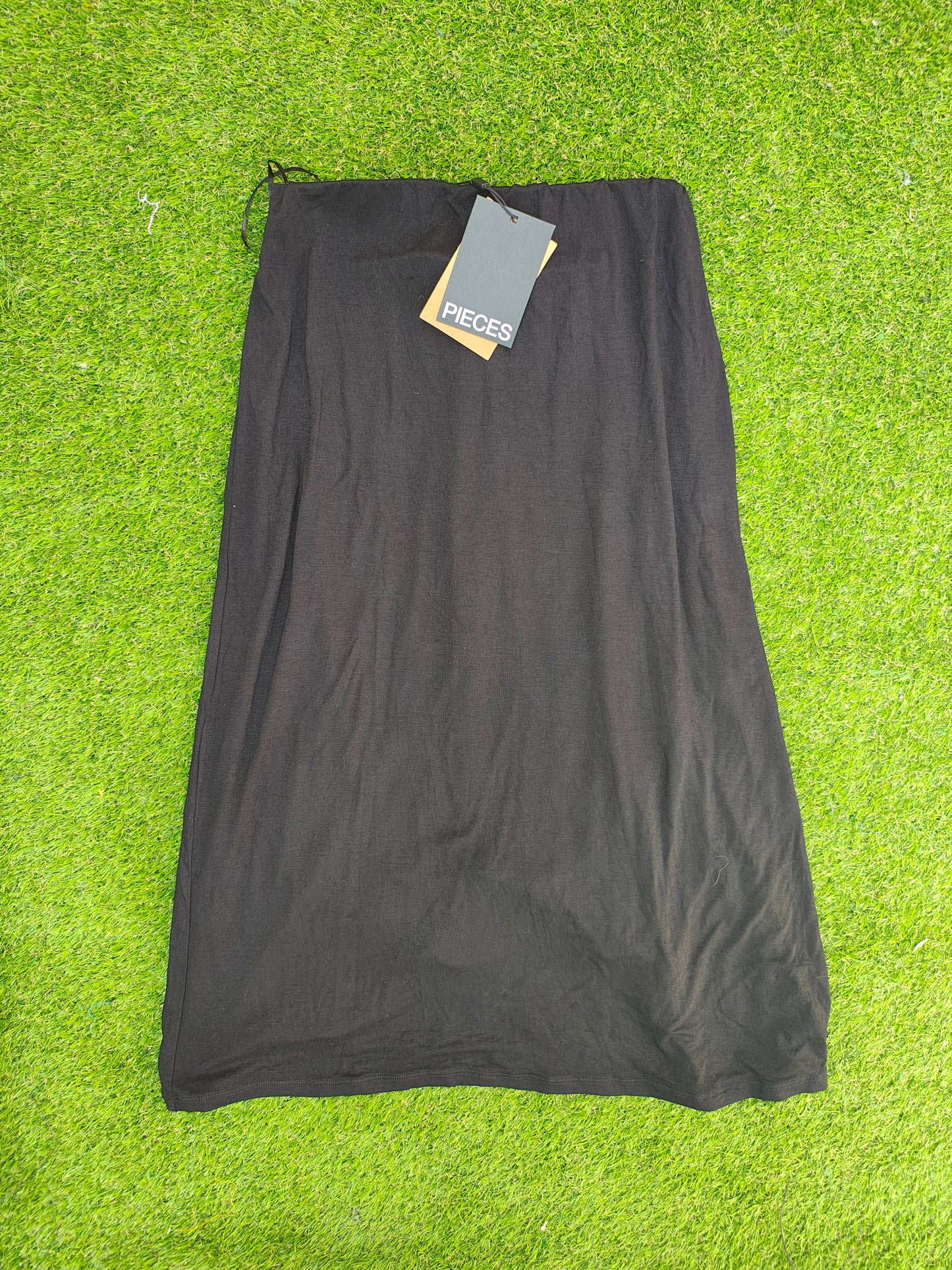 NOUVEAU – PIECES Jupe mi-longue fluide noire (Taille S)