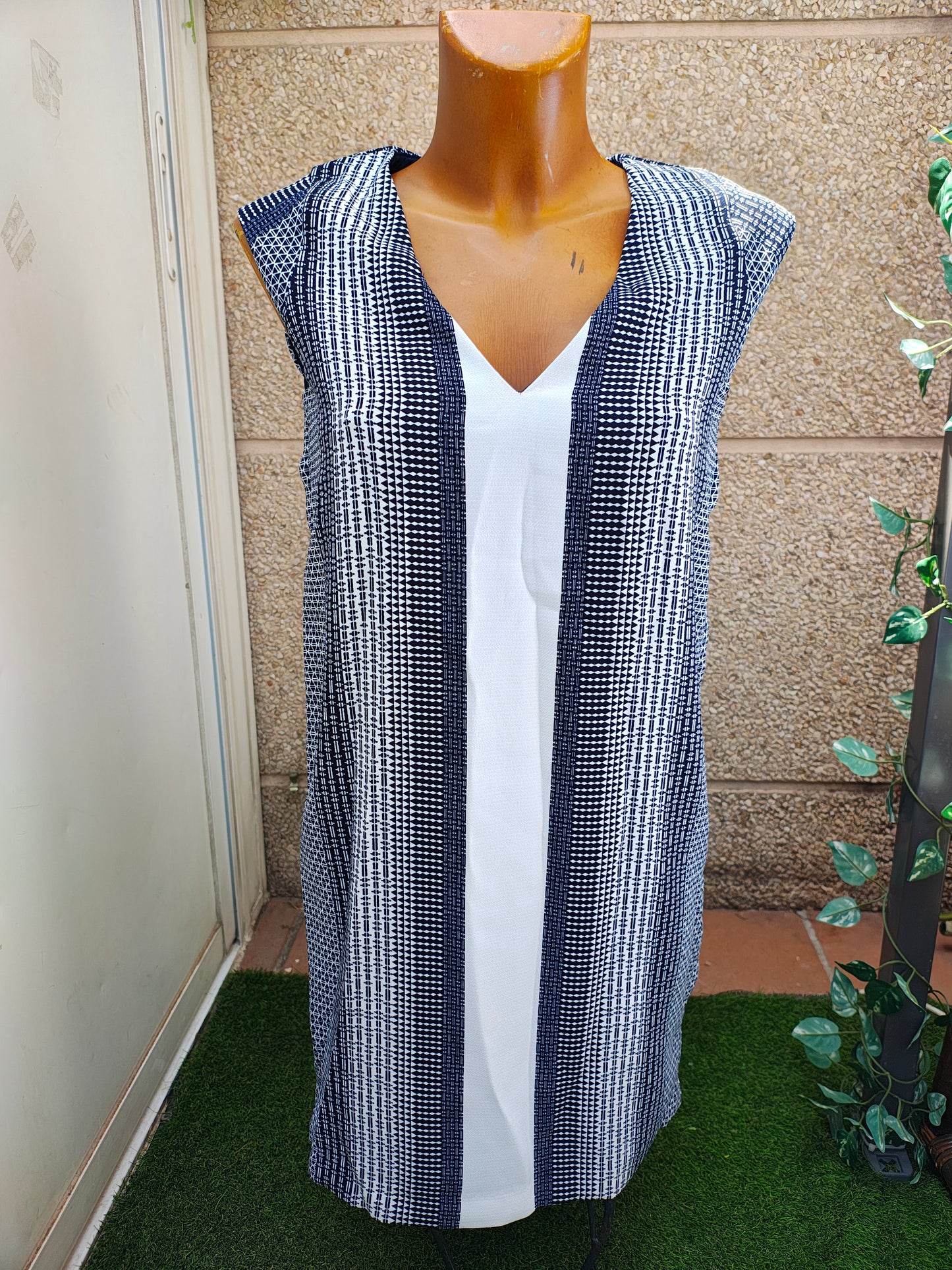NOUVEAU – Robe sans manches à imprimé géométrique MANGO Basics (Taille XS)