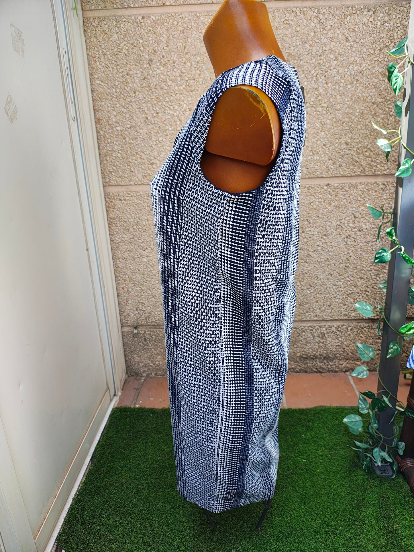 NOUVEAU – Robe sans manches à imprimé géométrique MANGO Basics (Taille XS)