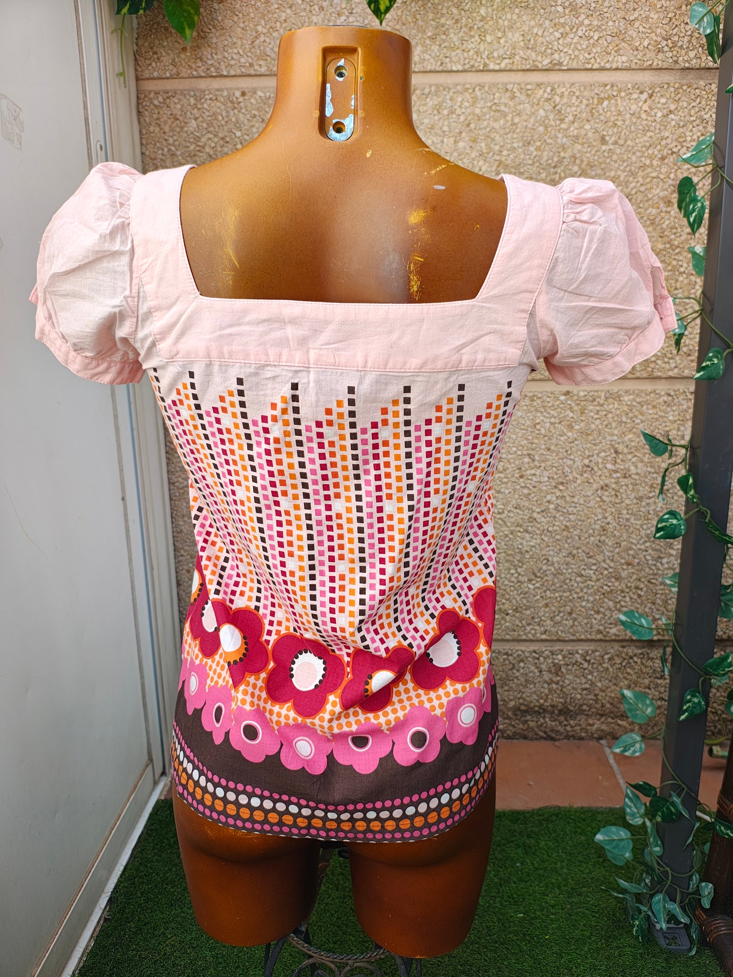 D'OCCASION – Top rose à fleurs et carreaux rétro BSK par BERSHKA (Taille S)
