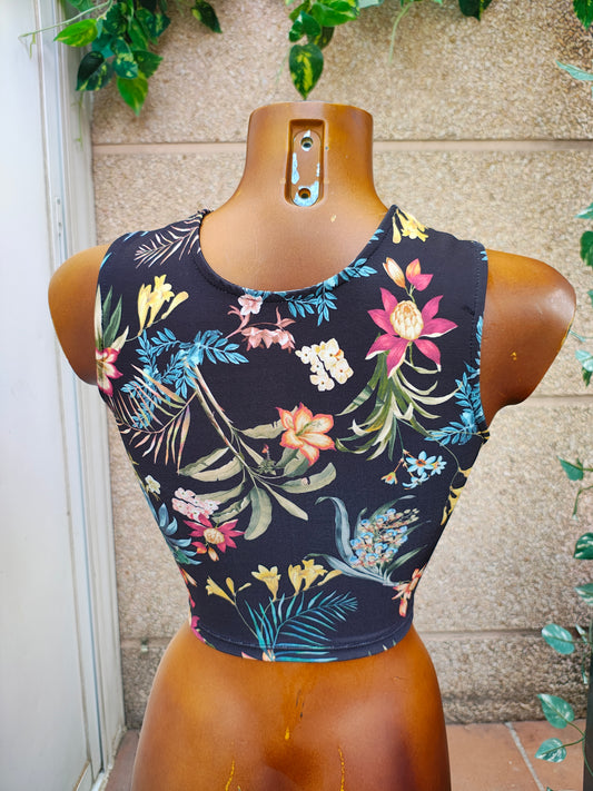 USADO – Crop top floral negro con cordones frontales STRADIVARIUS (Talla S)