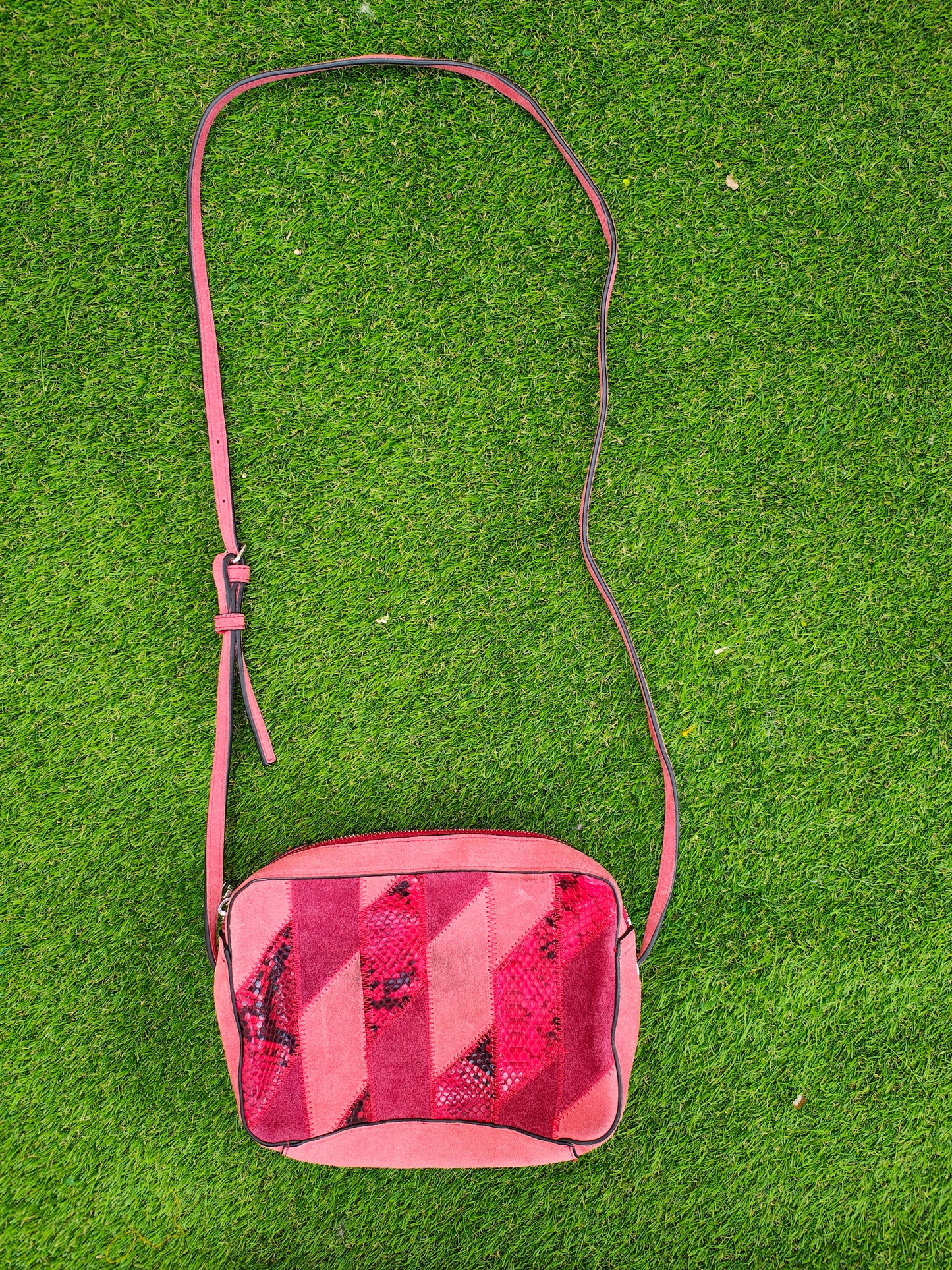 D'OCCASION – Sac bandoulière patchwork rose à imprimé serpent MANGO