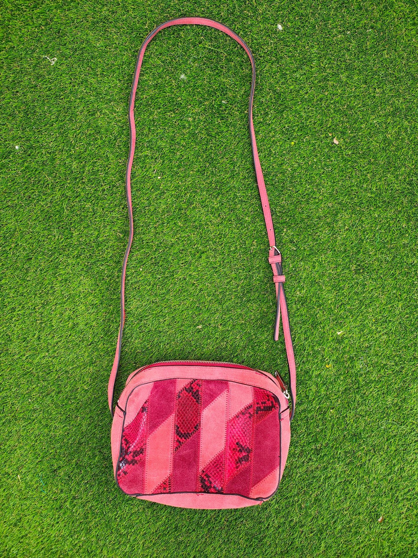 D'OCCASION – Sac bandoulière patchwork rose à imprimé serpent MANGO