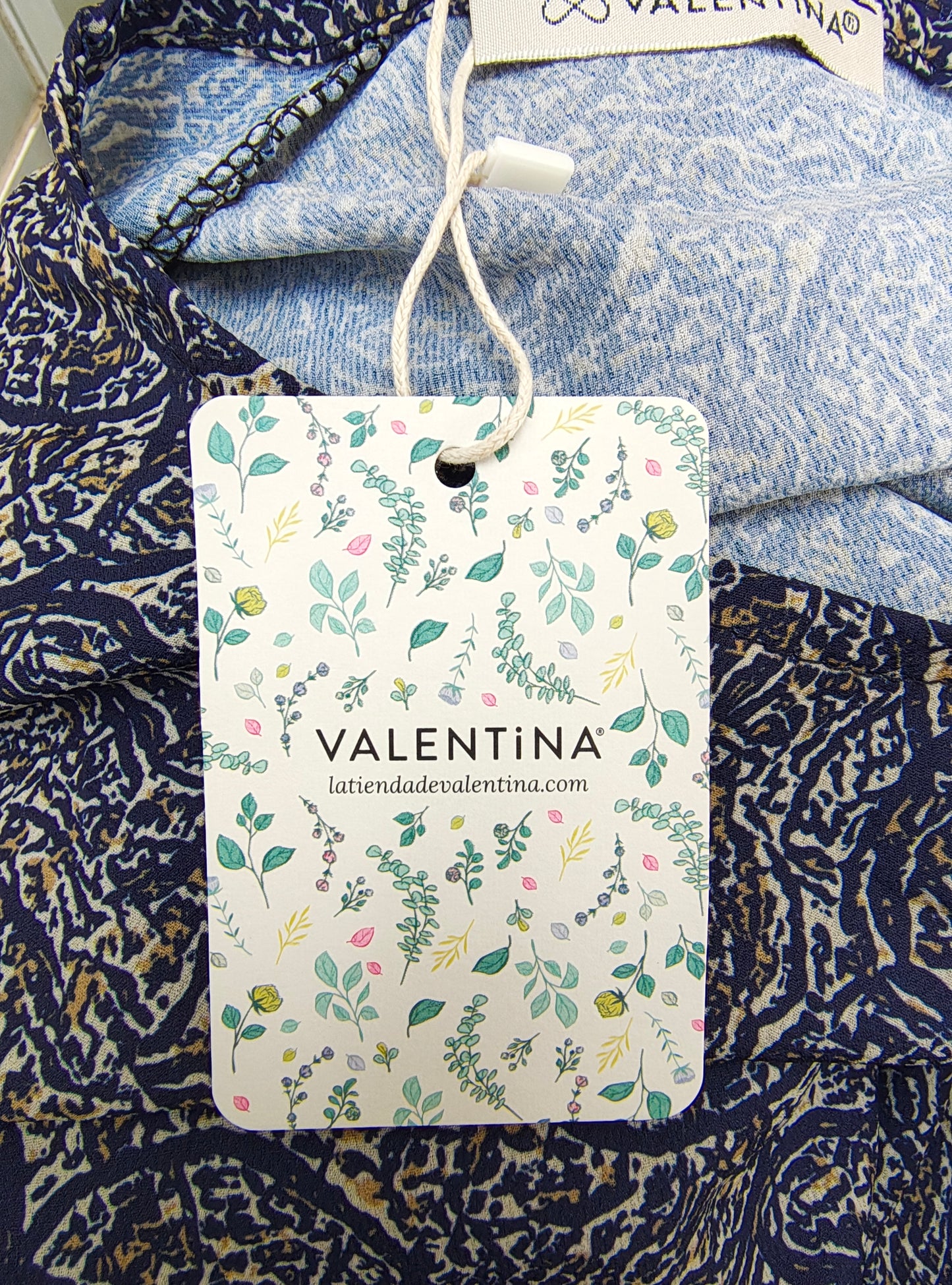 NOUVEAU – Chemisier à volants bleu marine à imprimé abstrait VALENTiNA (Taille S)