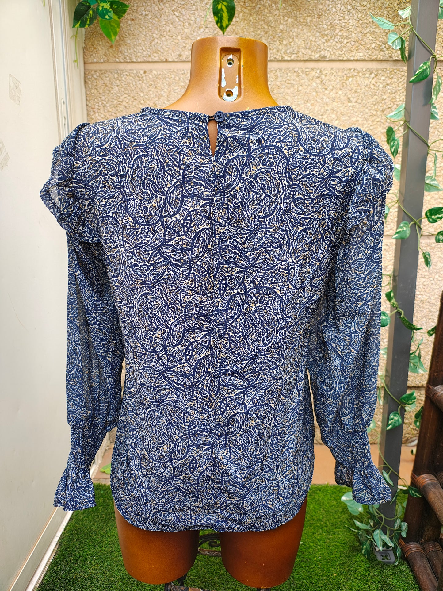 NOUVEAU – Chemisier à volants bleu marine à imprimé abstrait VALENTiNA (Taille S)
