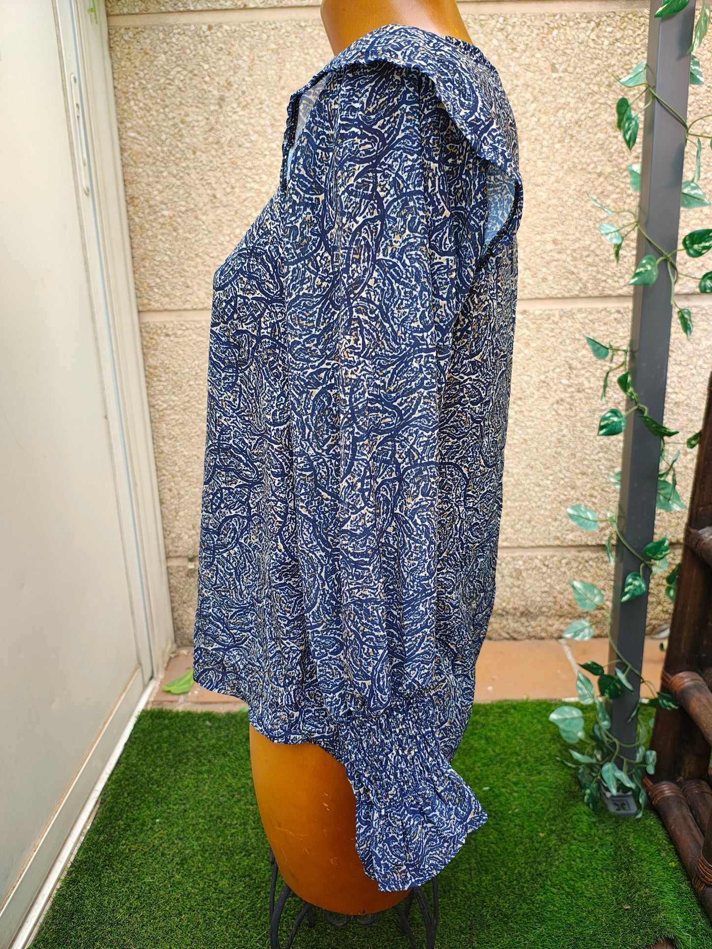 NOUVEAU – Chemisier à volants bleu marine à imprimé abstrait VALENTiNA (Taille S)