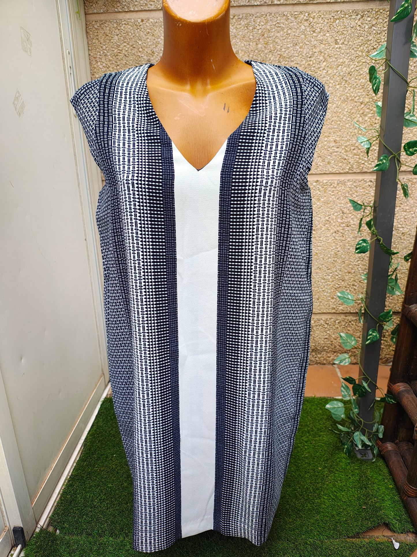 NOUVEAU – Robe sans manches à imprimé géométrique MANGO Basics (Taille M)