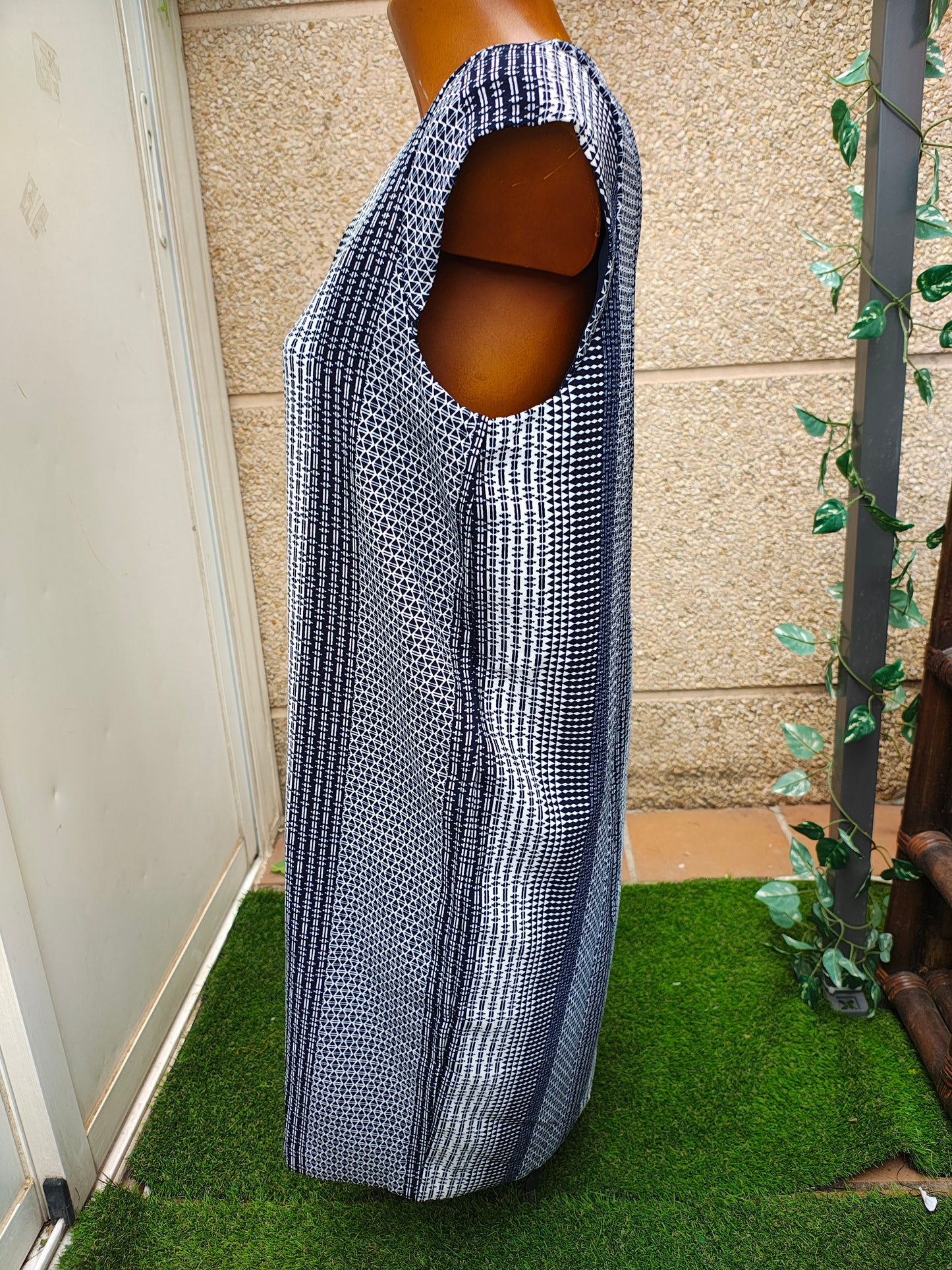 NOUVEAU – Robe sans manches à imprimé géométrique MANGO Basics (Taille M)