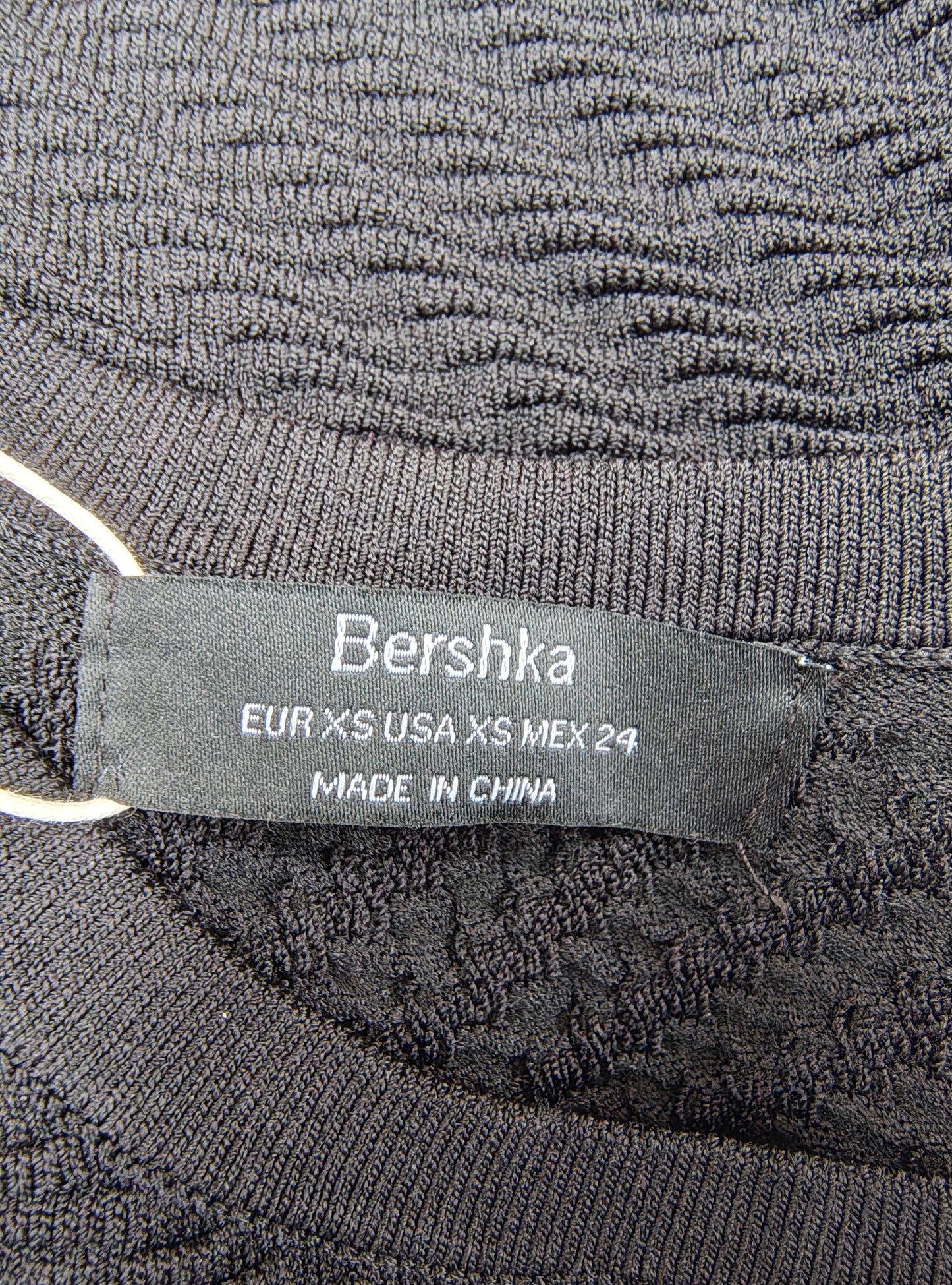 NOUVEAU – BERSHKA Mini-robe noire ajustée sans manches à texture ondulée (Taille XS)