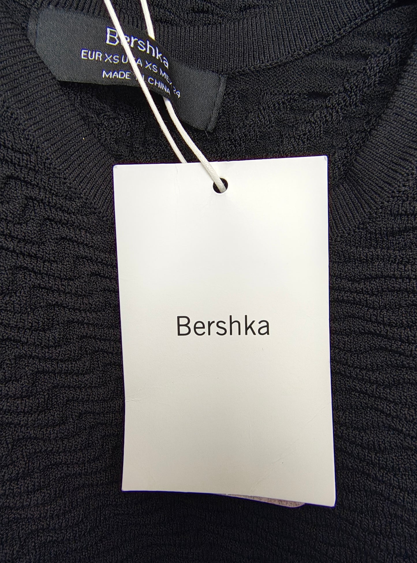 NOUVEAU – BERSHKA Mini-robe noire ajustée sans manches à texture ondulée (Taille XS)