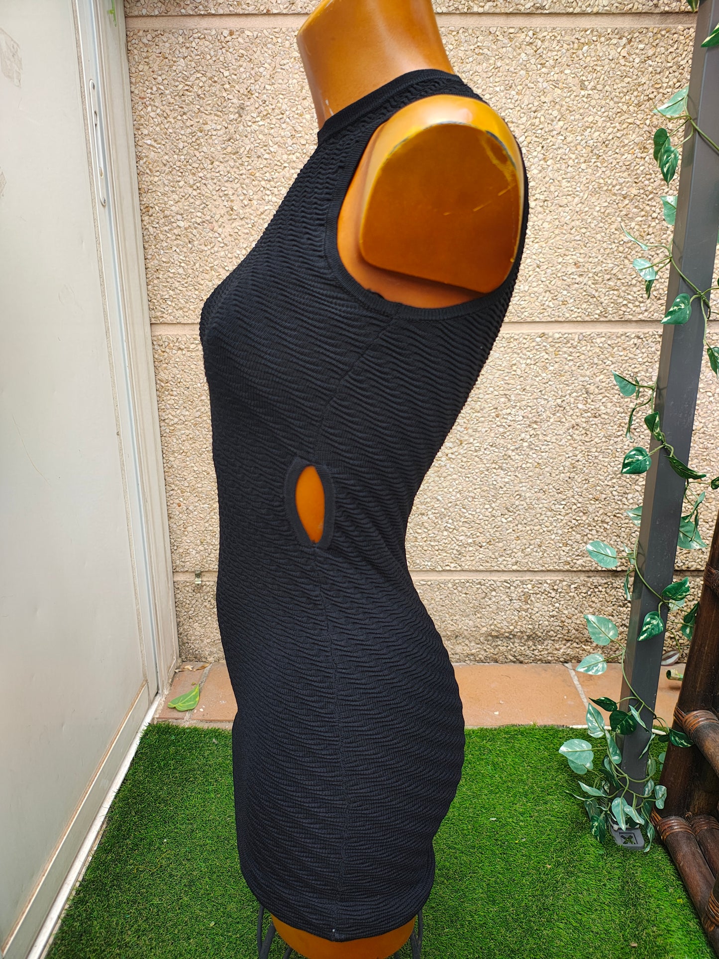 NOUVEAU – BERSHKA Mini-robe noire ajustée sans manches à texture ondulée (Taille XS)