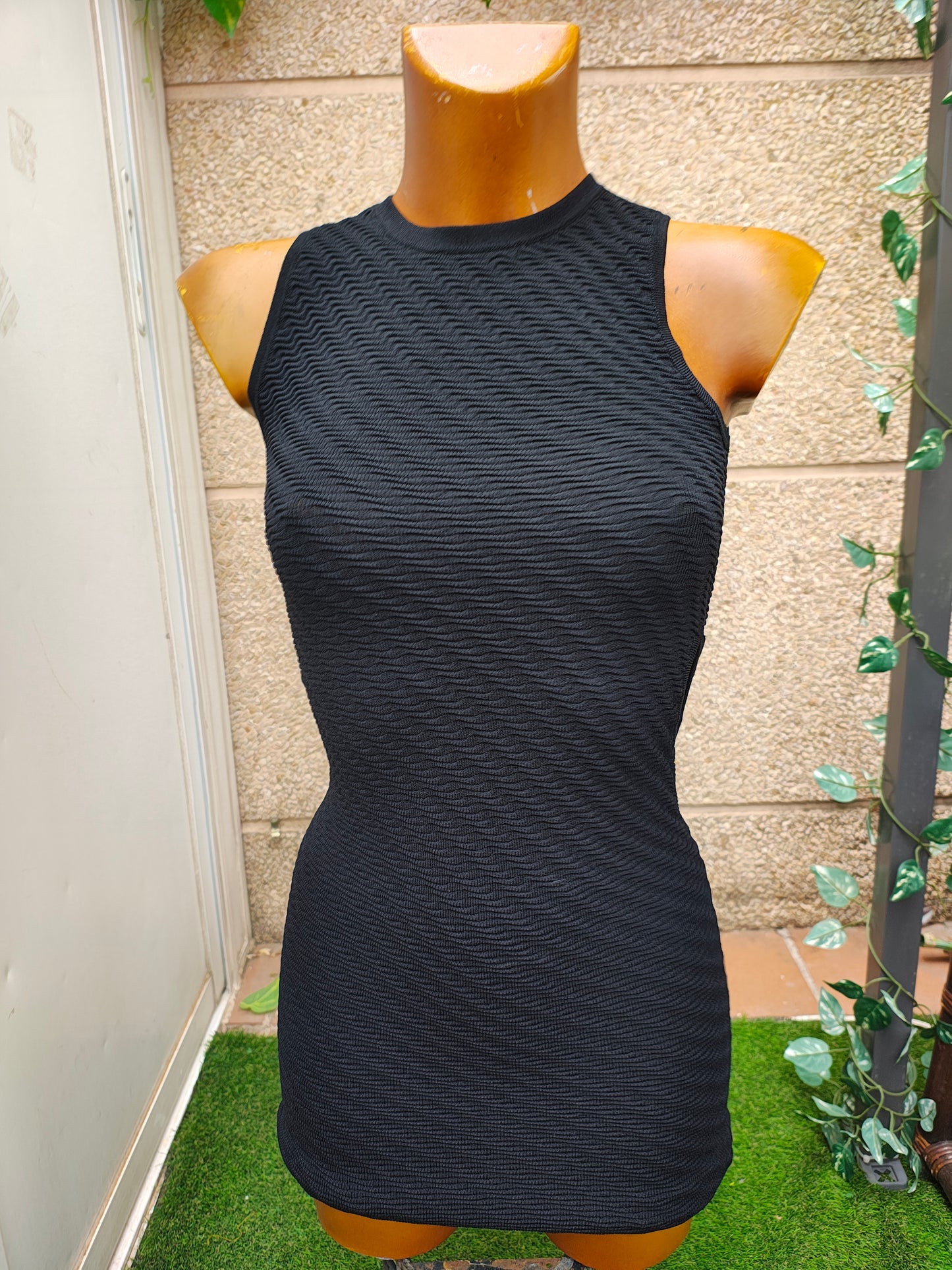 NOUVEAU – BERSHKA Mini-robe noire ajustée sans manches à texture ondulée (Taille XS)