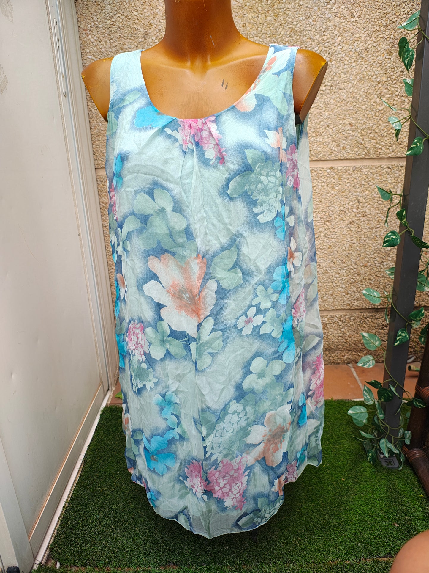 NOUVEAU – Robe fleurie sans manches Feeling Moda (taille unique)
