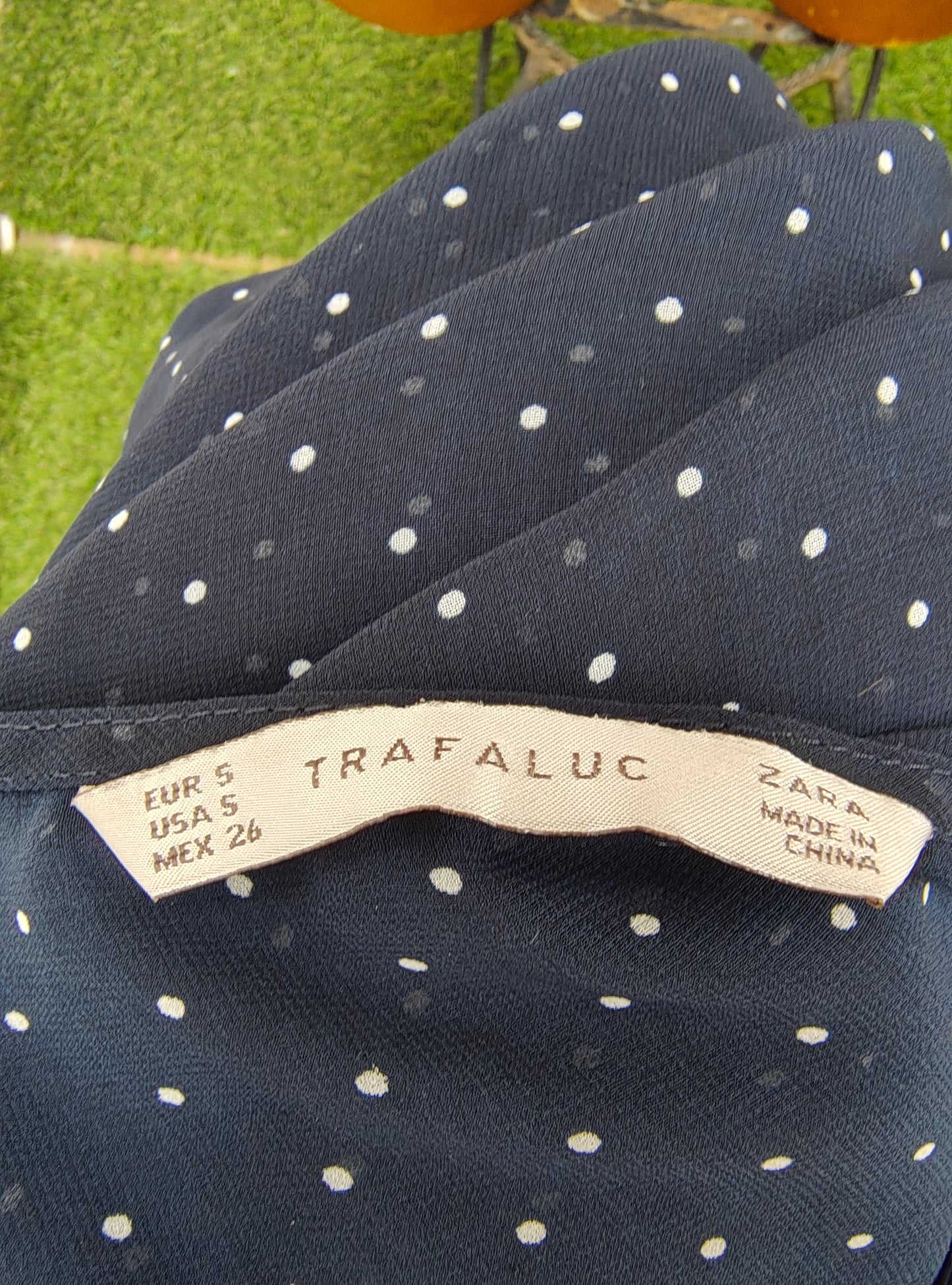 D'OCCASION – Chemisier à pois bleu marine à pinces ZARA TRAFALUC (Taille S)