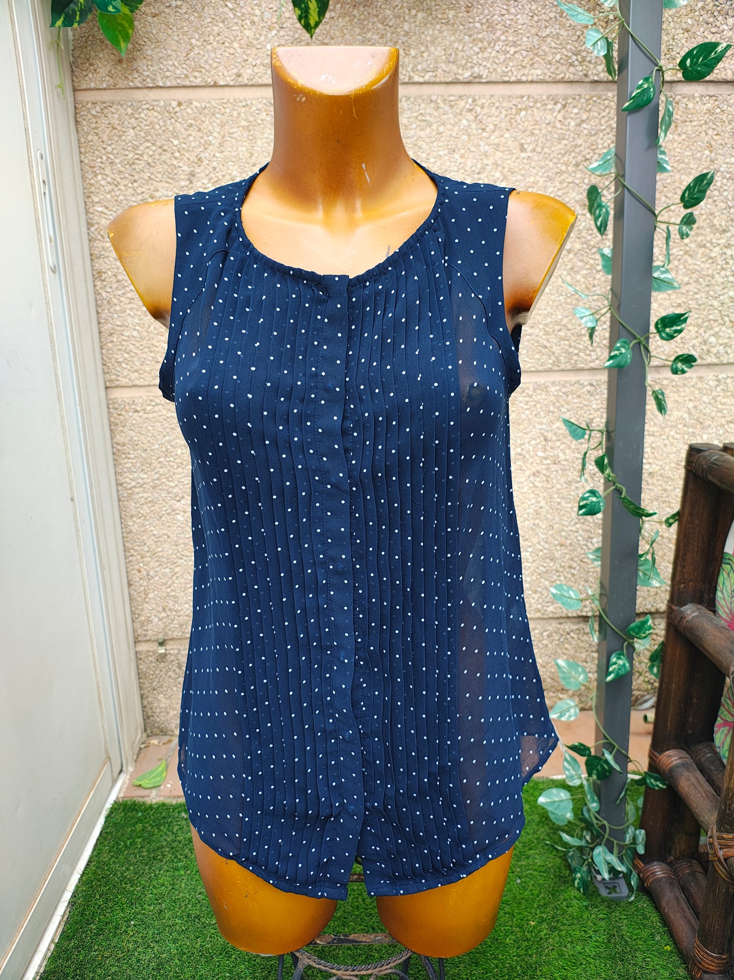 D'OCCASION – Chemisier à pois bleu marine à pinces ZARA TRAFALUC (Taille S)