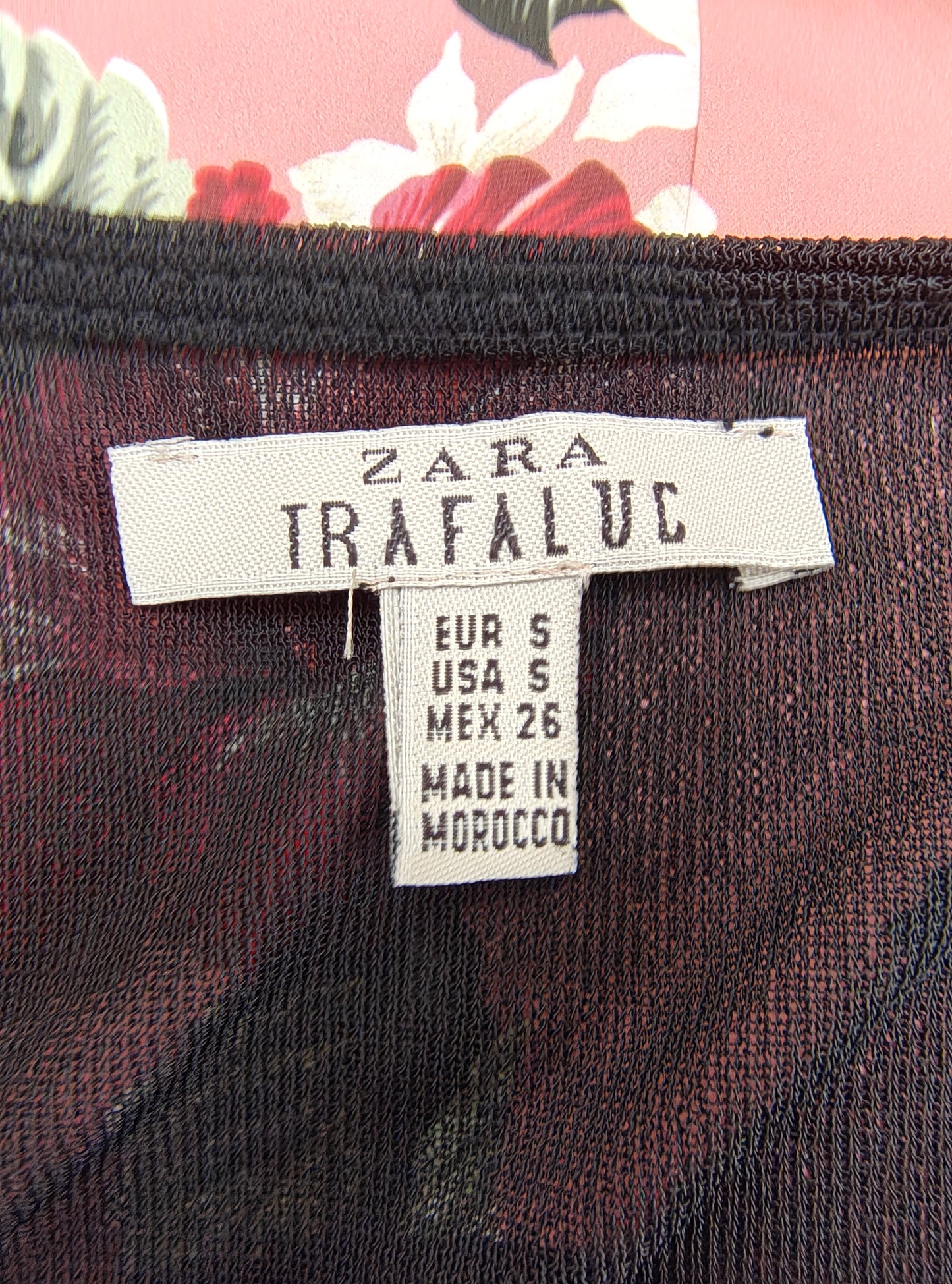 D'OCCASION – Chemisier rose à fleurs et dos en tulle noir de ZARA (Taille S)
