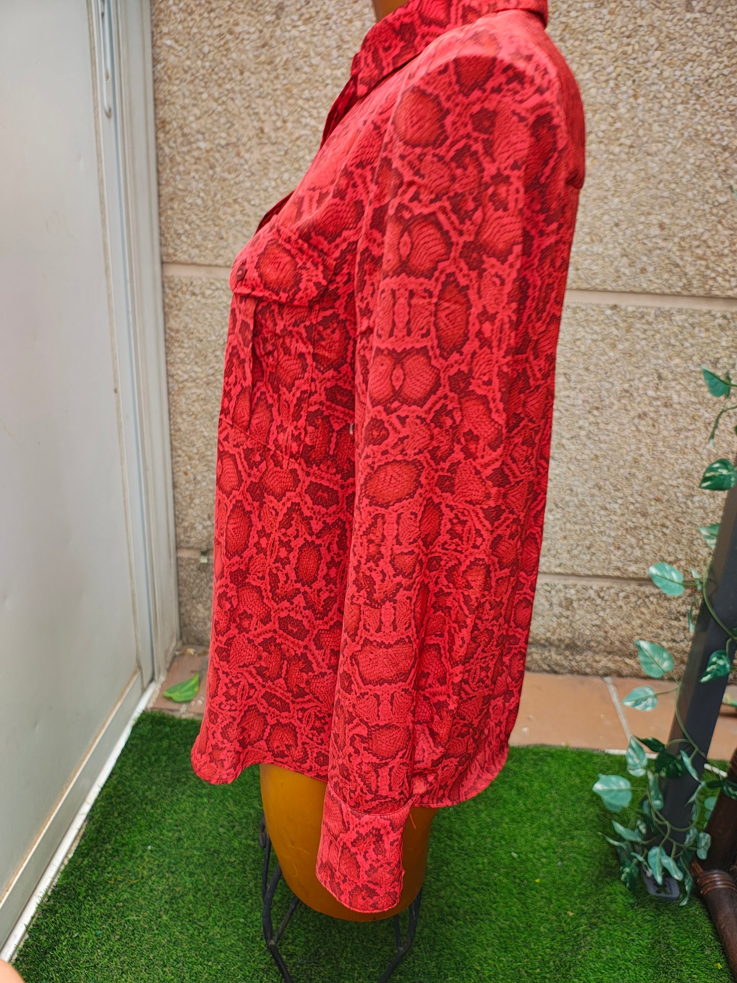 D'OCCASION – Chemise rouge imprimé serpent MANGO Suit (Taille XS)