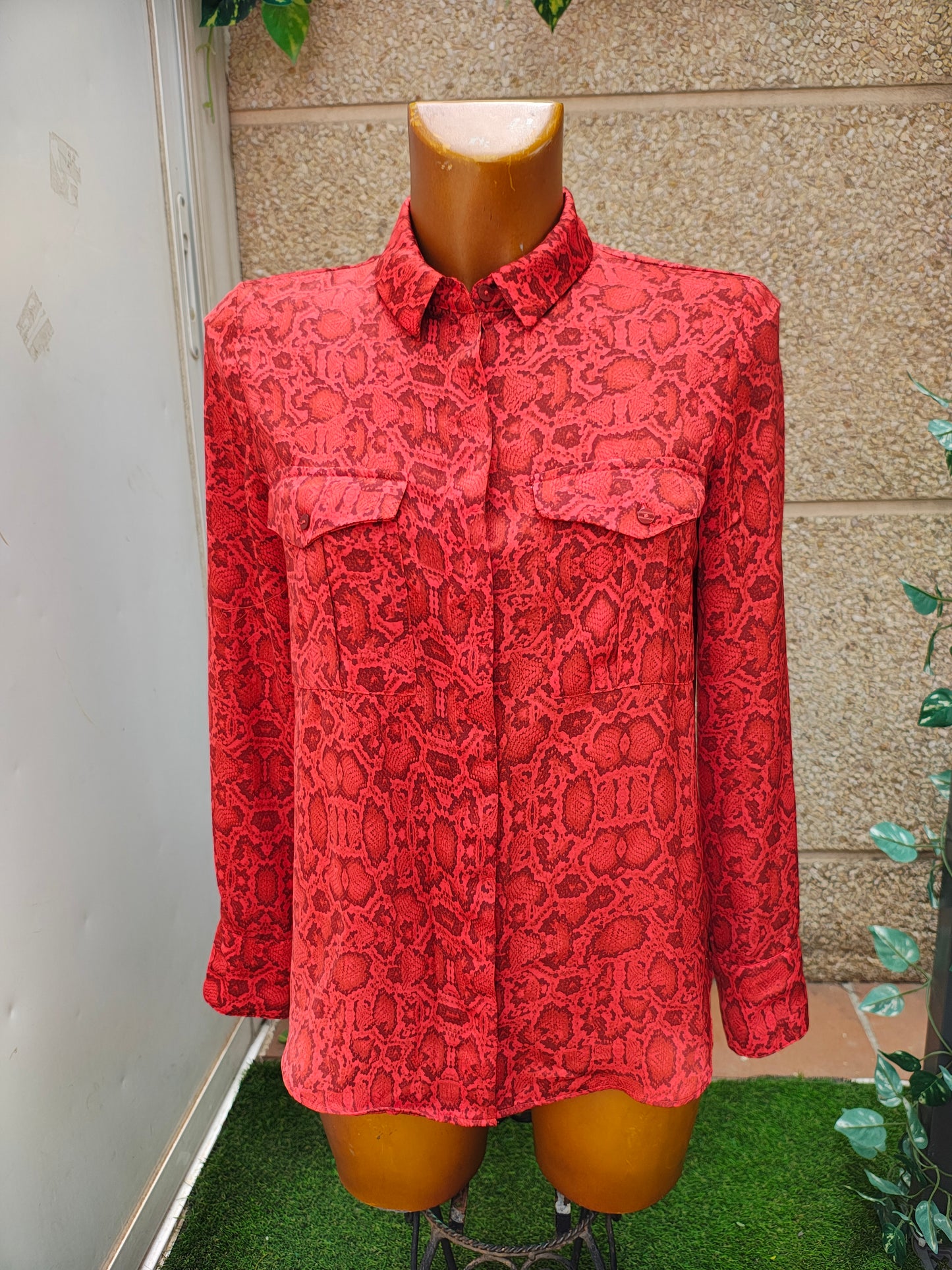 D'OCCASION – Chemise rouge imprimé serpent MANGO Suit (Taille XS)