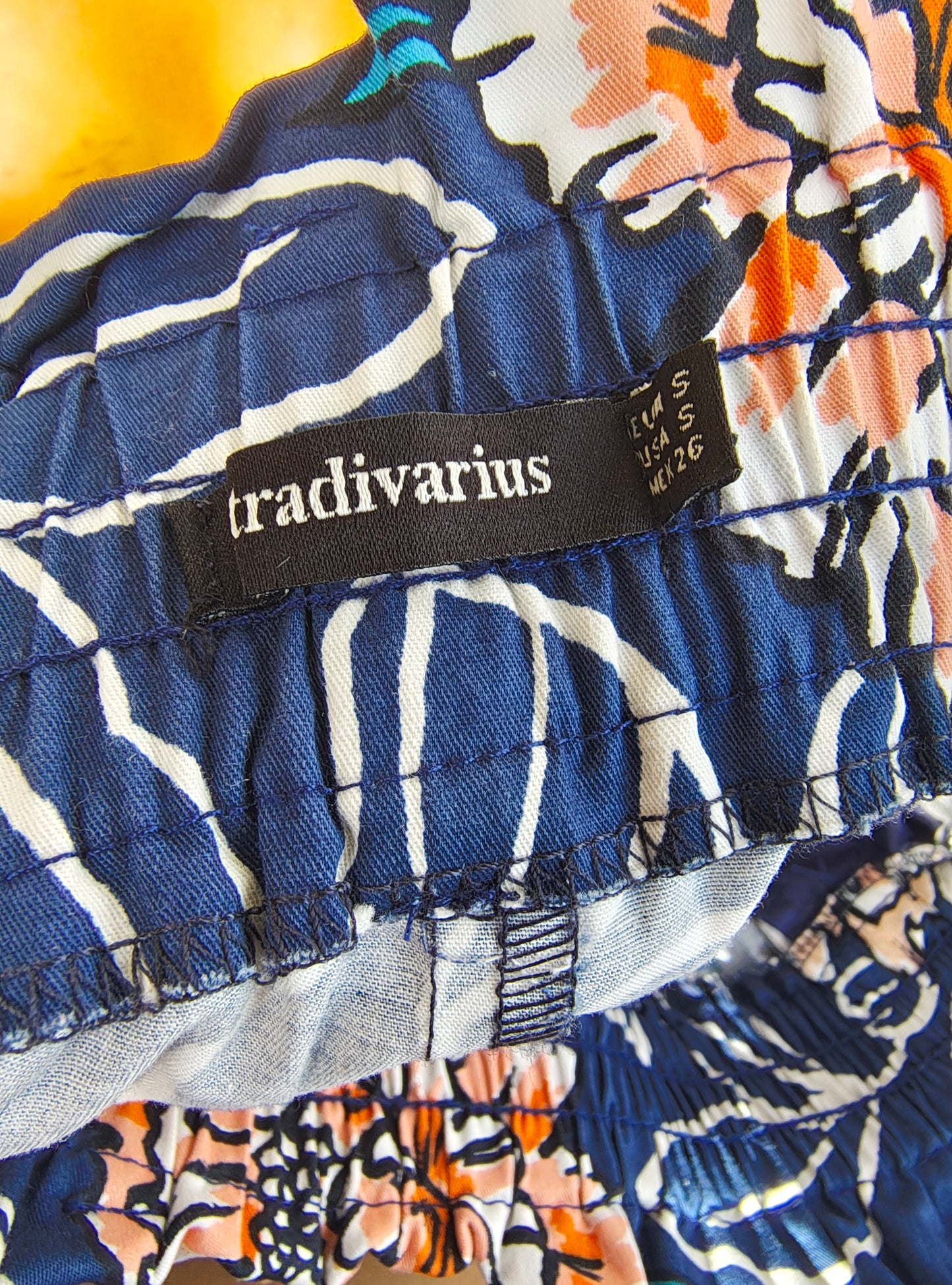 USADO – Falda midi floral azul marino con cinturón STRADIVARIUS (Talla S)