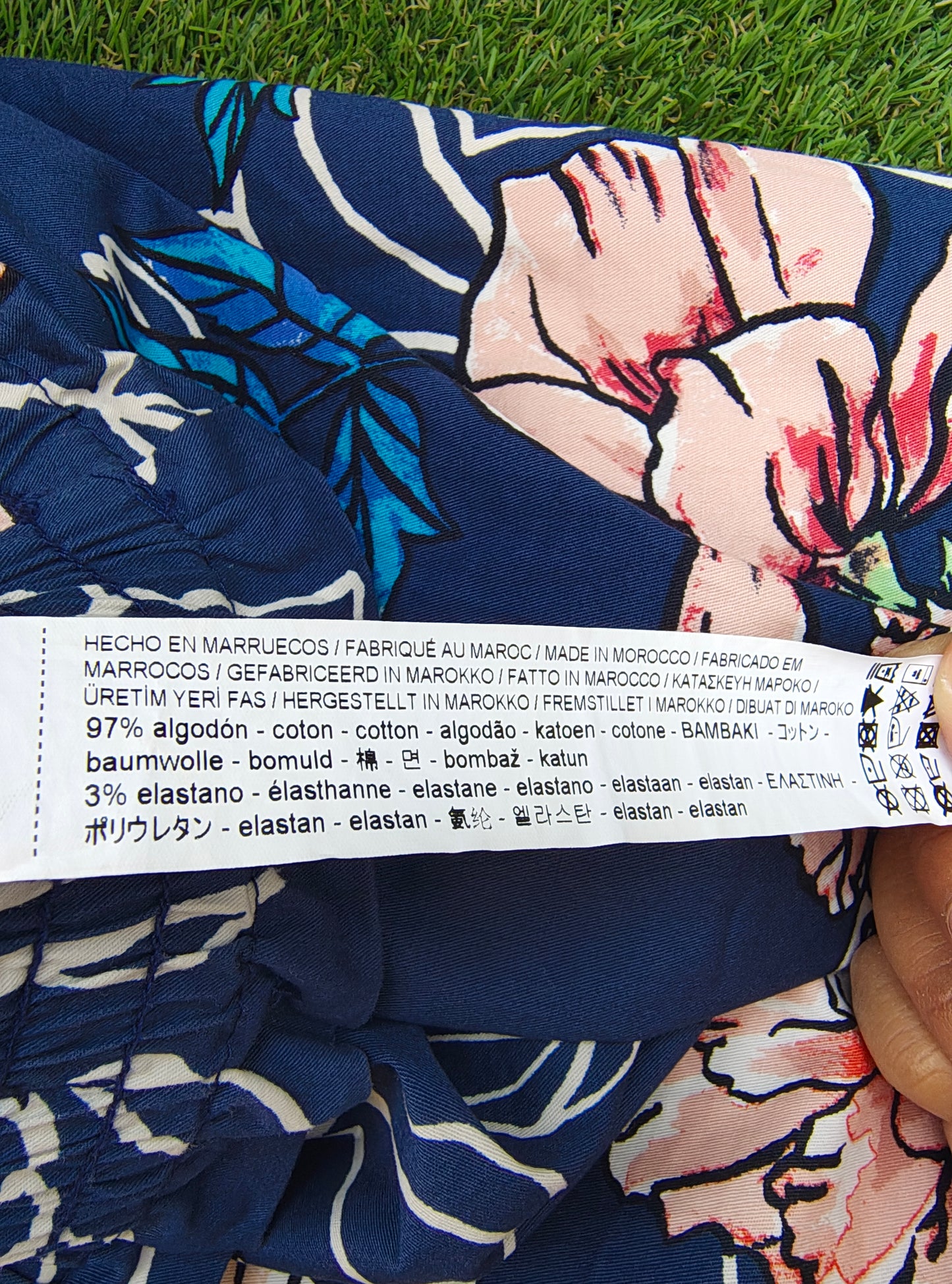 USADO – Falda midi floral azul marino con cinturón STRADIVARIUS (Talla S)