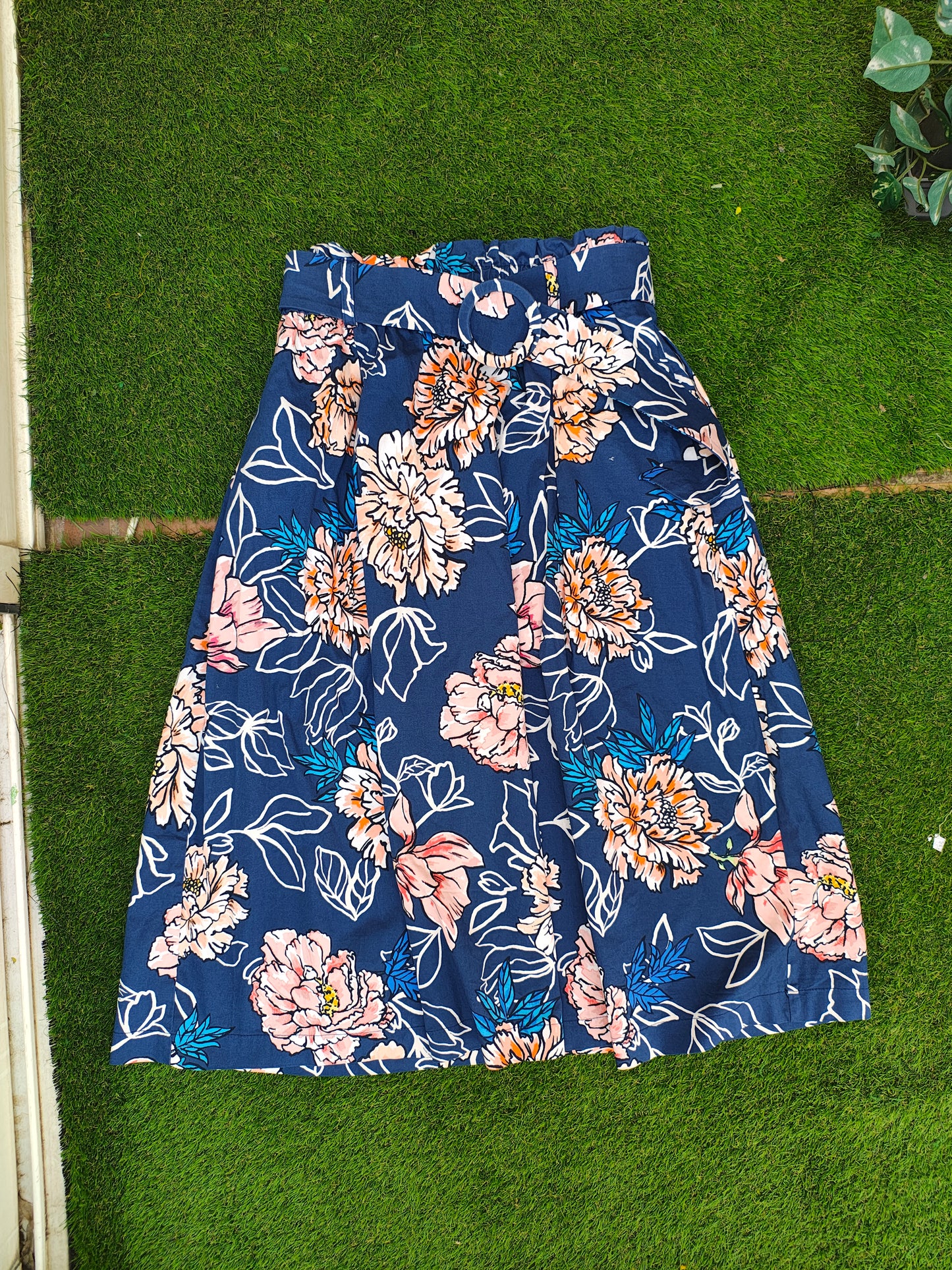 USADO – Falda midi floral azul marino con cinturón STRADIVARIUS (Talla S)