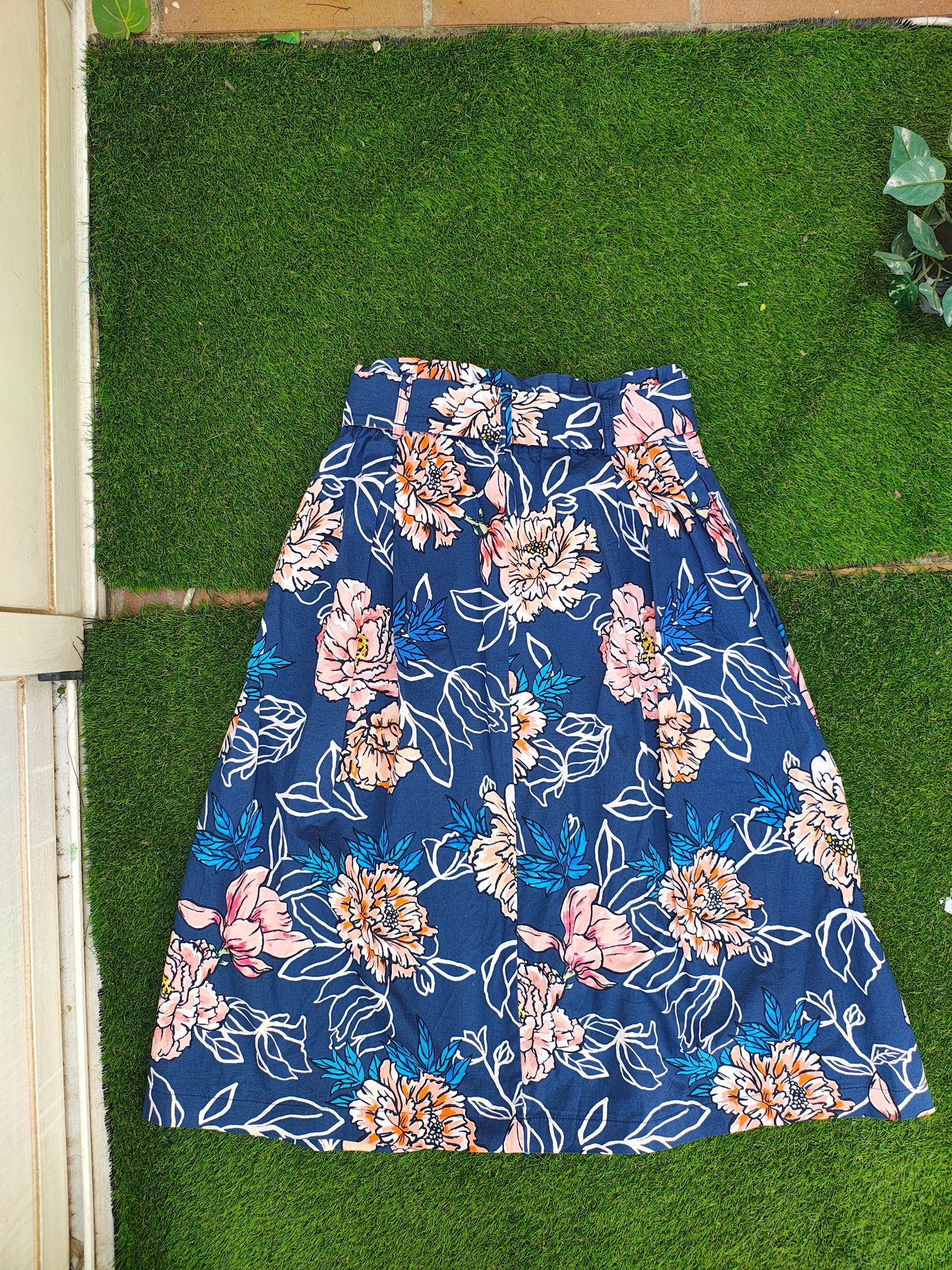 USADO – Falda midi floral azul marino con cinturón STRADIVARIUS (Talla S)