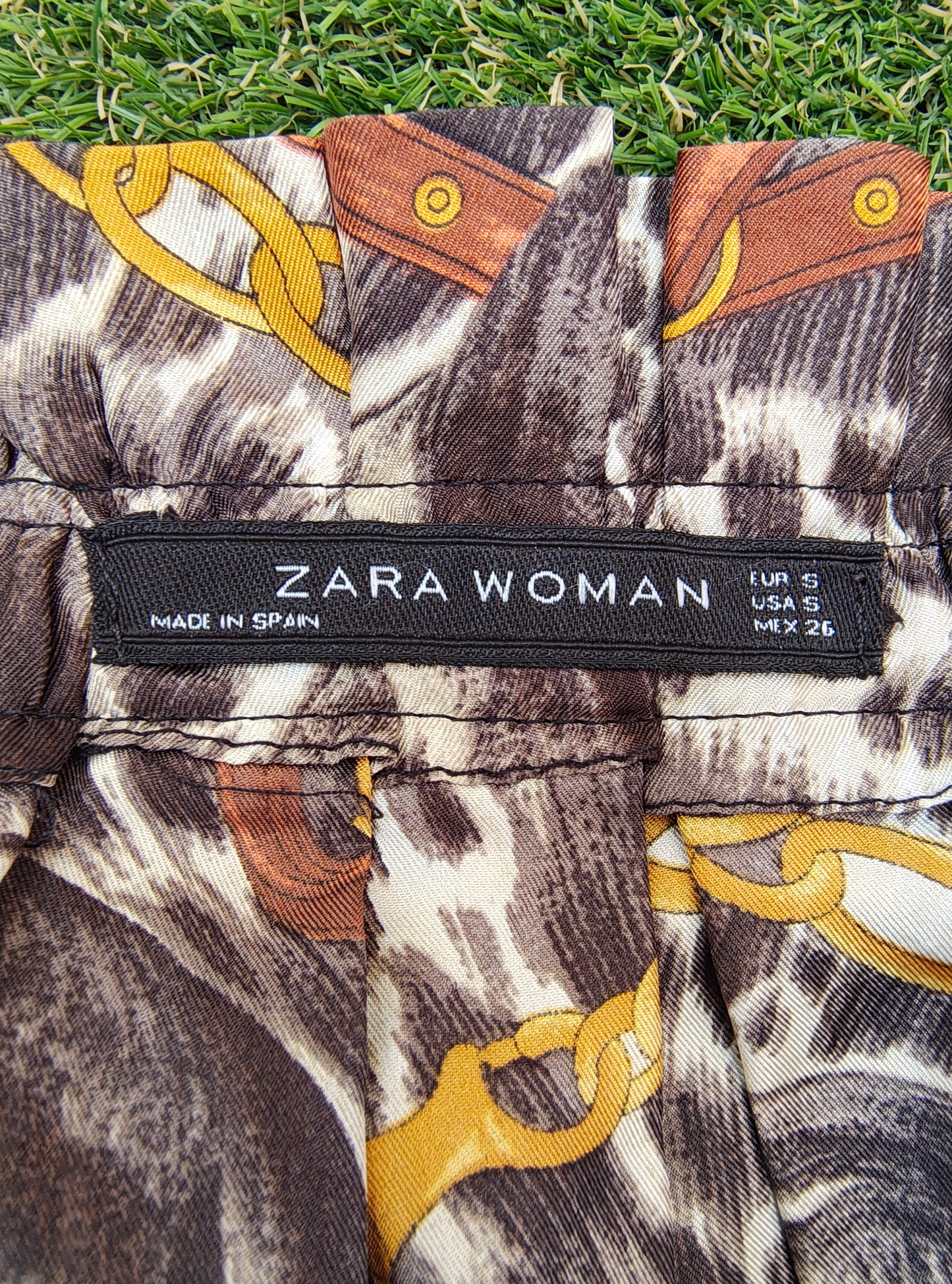 D'OCCASION – Jupe ZARA FEMME à imprimé chien avec ceinture noire (taille S)