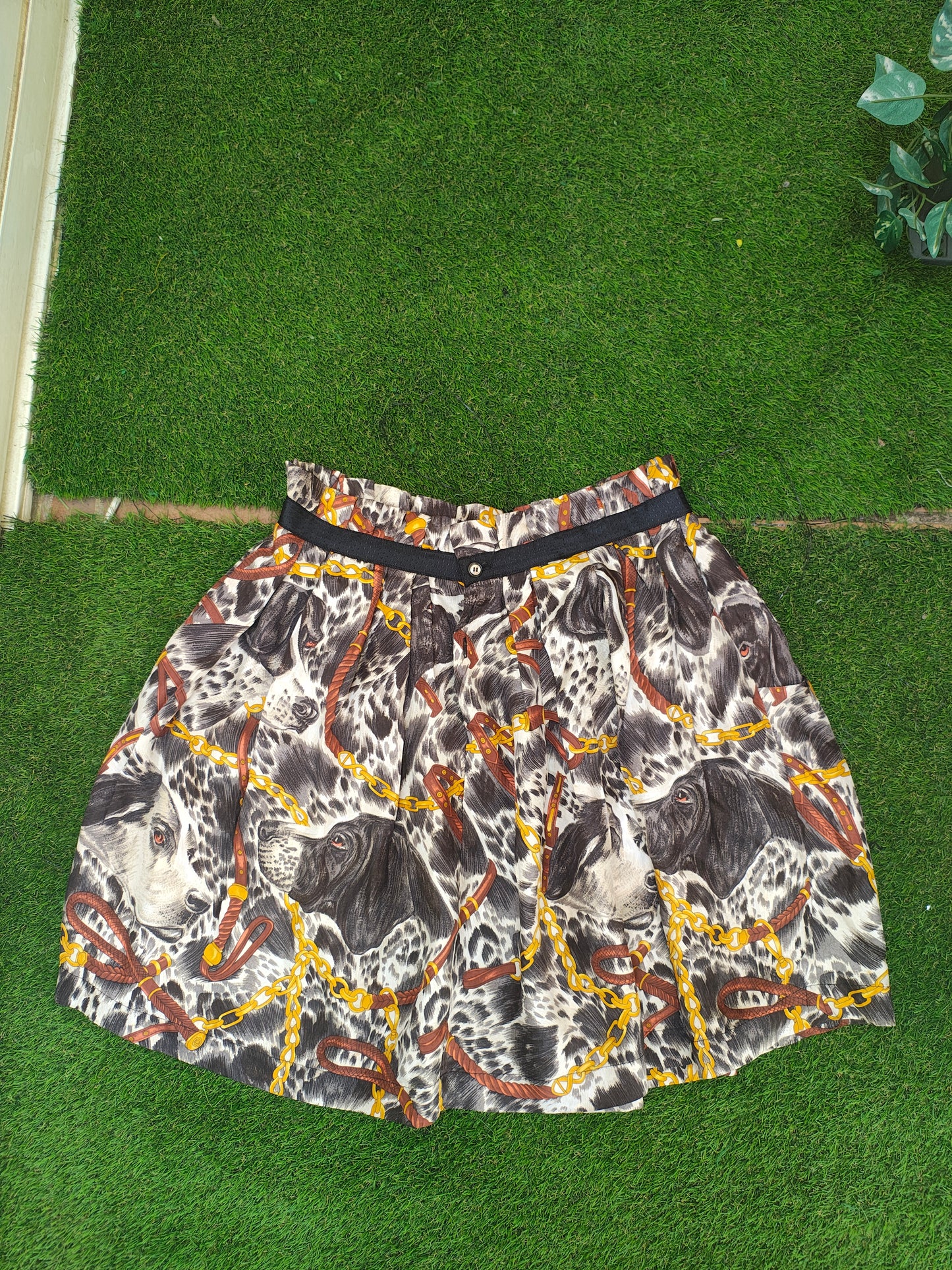 D'OCCASION – Jupe ZARA FEMME à imprimé chien avec ceinture noire (taille S)