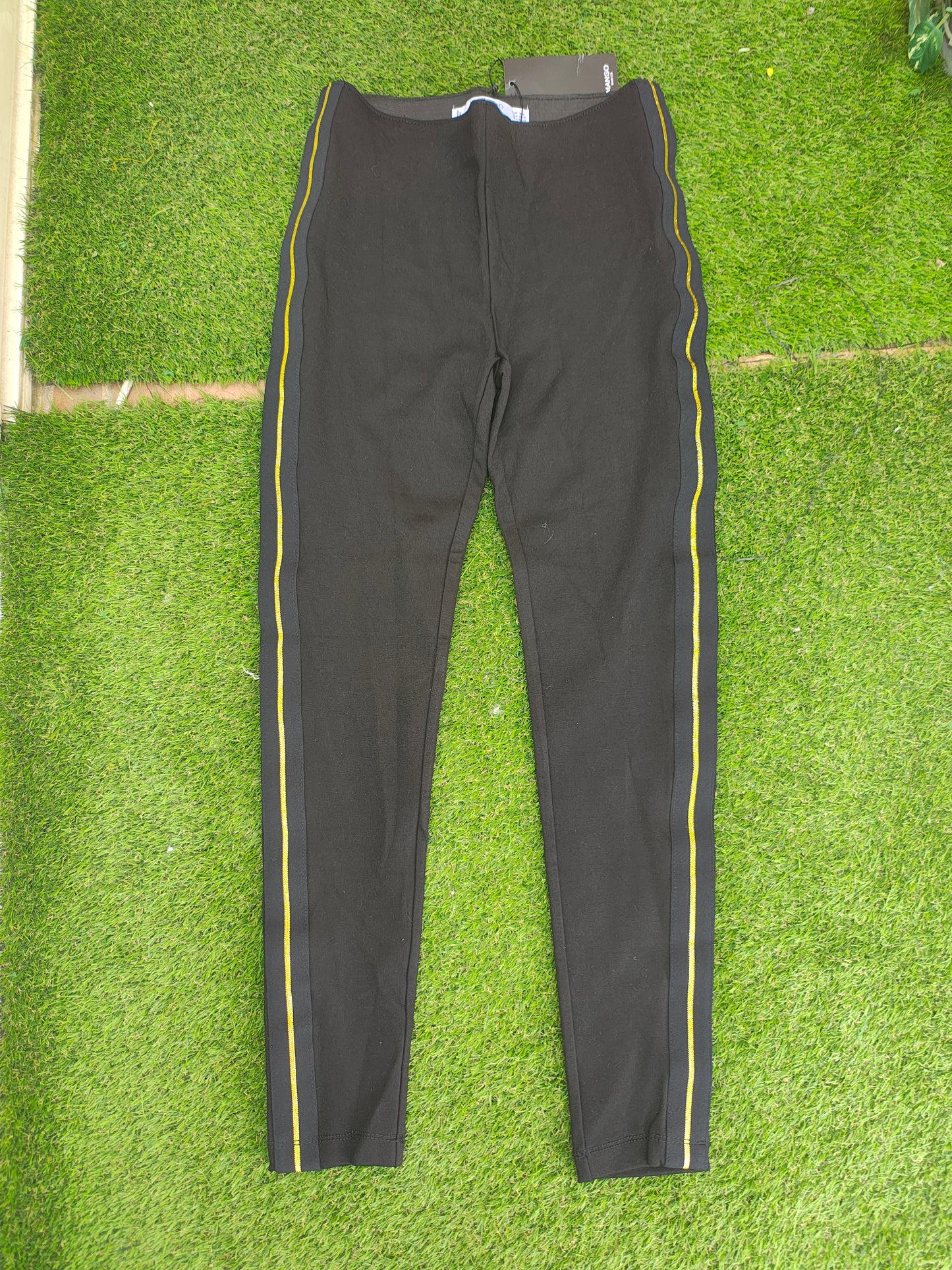 NOUVEAU – Legging noir MANGO BASICS avec bande latérale jaune (Taille XS)