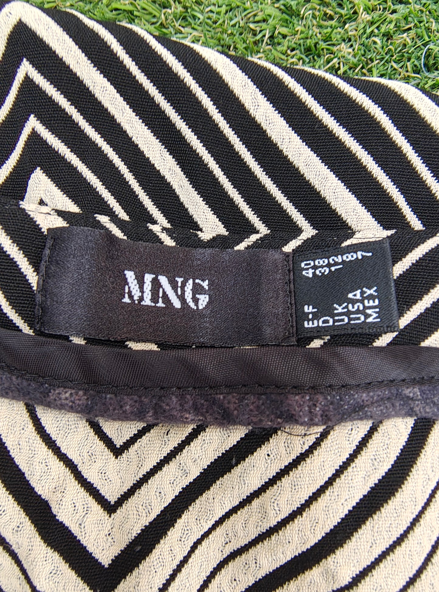 D'OCCASION – Jupe mi-longue à rayures en zigzag avec fente MNG (Taille 40)