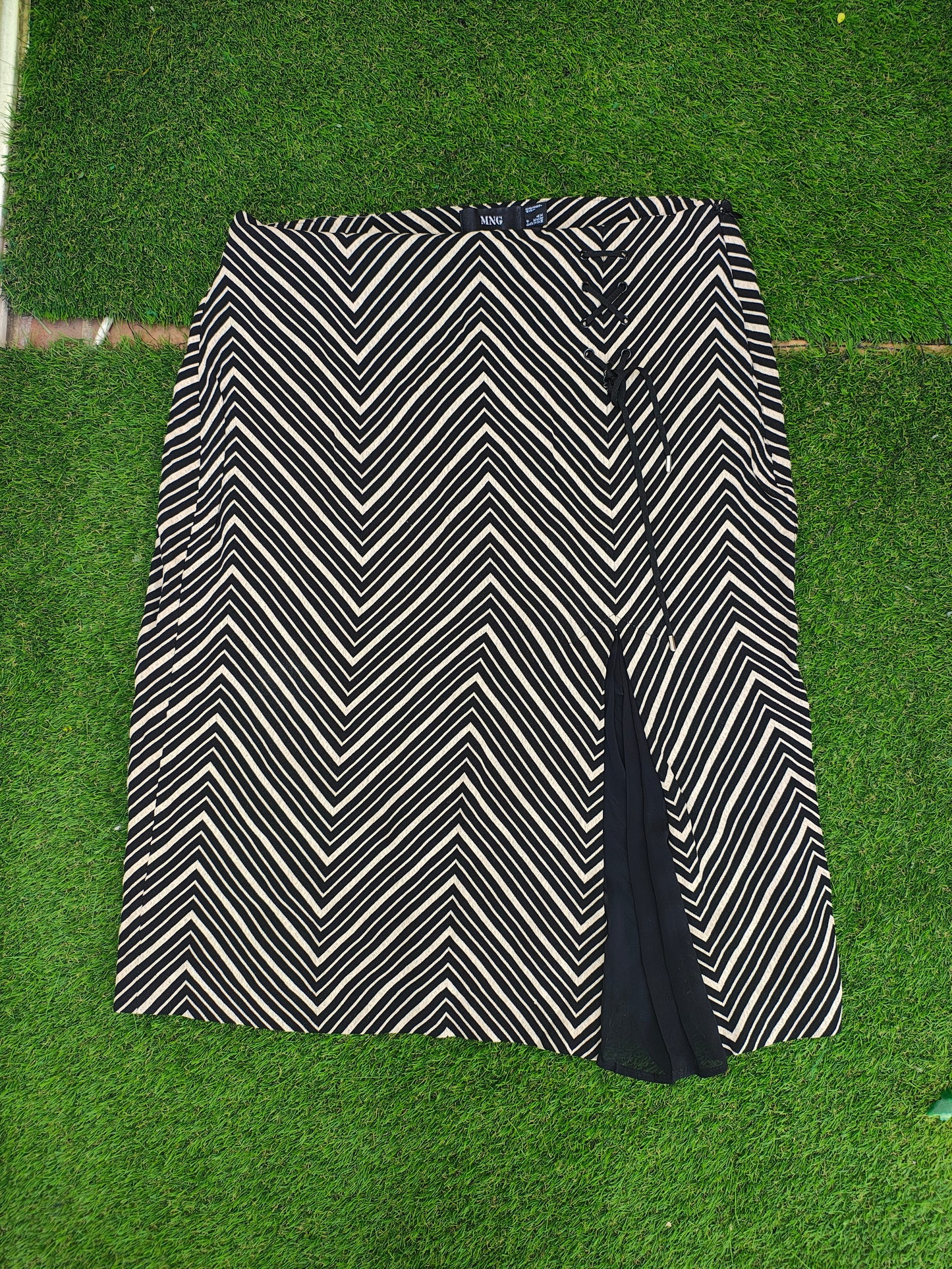 D'OCCASION – Jupe mi-longue à rayures en zigzag avec fente MNG (Taille 40)