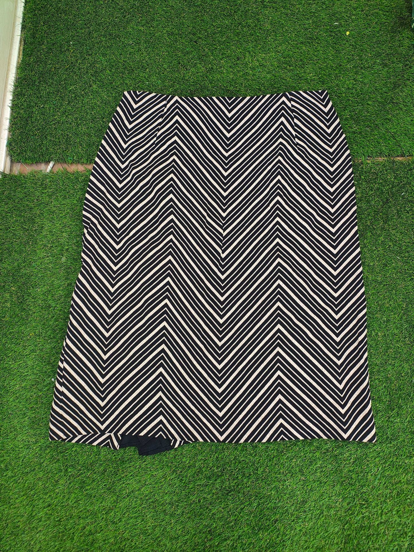 D'OCCASION – Jupe mi-longue à rayures en zigzag avec fente MNG (Taille 40)