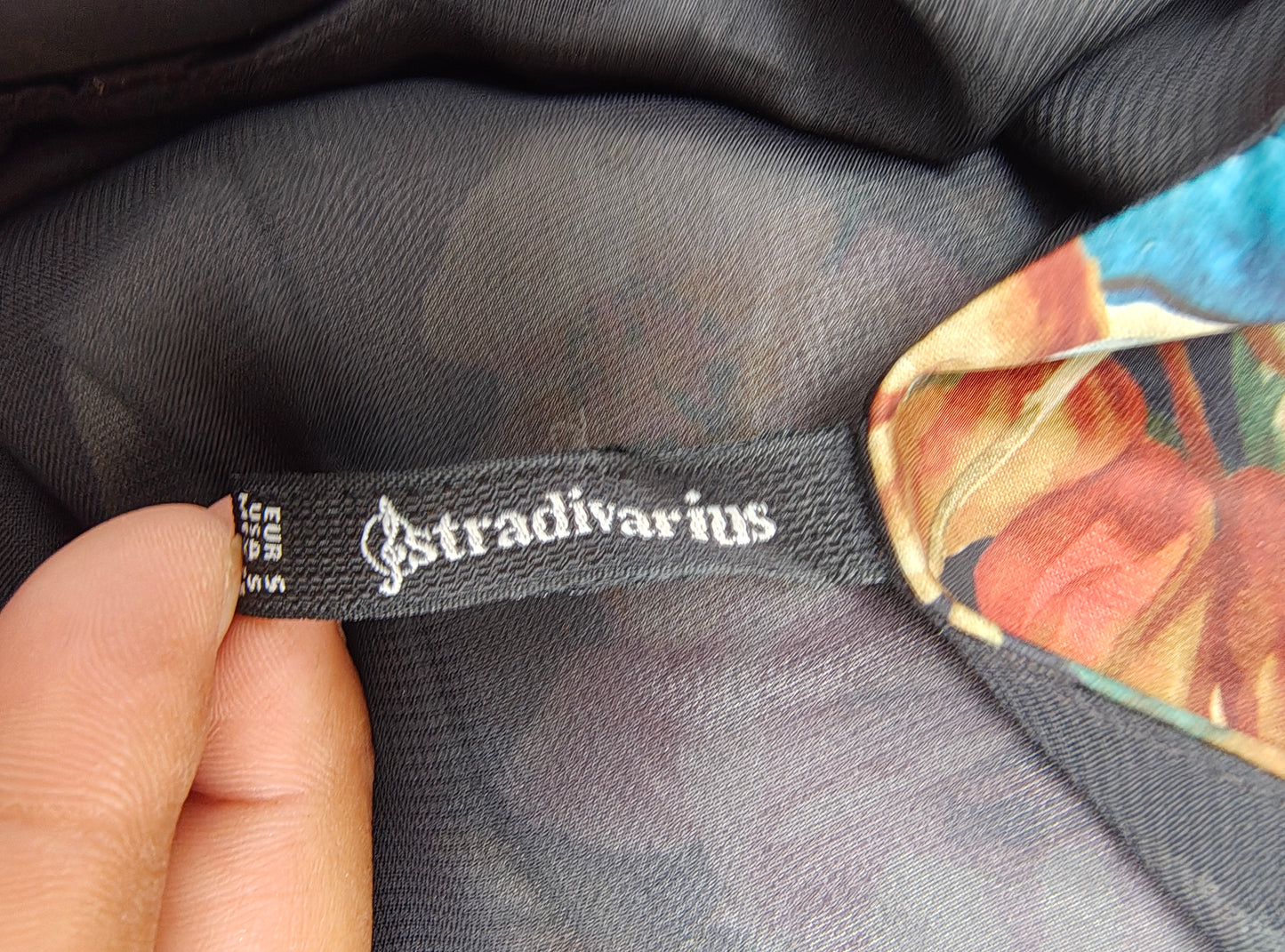 D'OCCASION – Haut à bretelles en satin fleuri STRADIVARIUS (taille S)