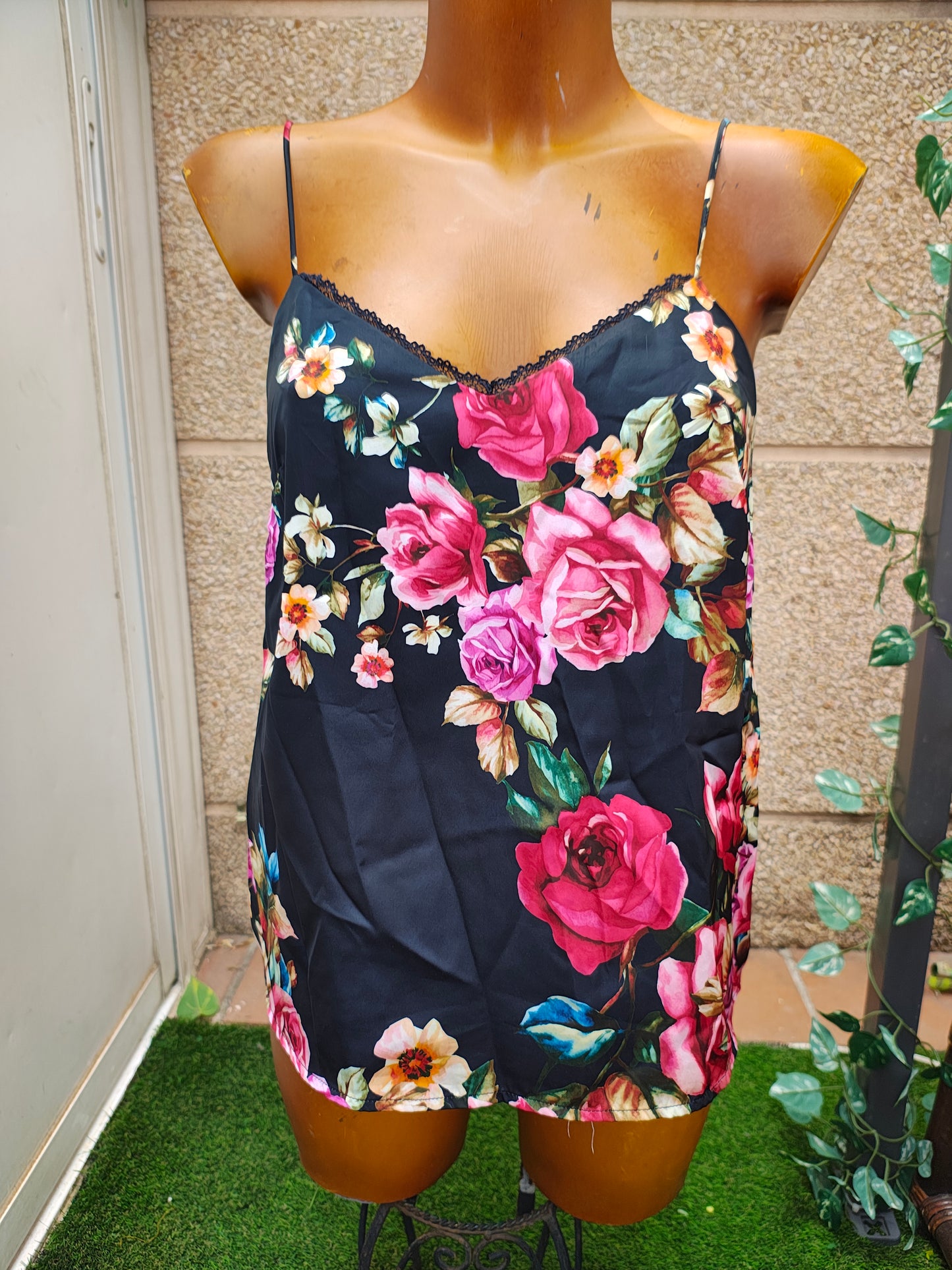 D'OCCASION – Haut à bretelles en satin fleuri STRADIVARIUS (taille S)