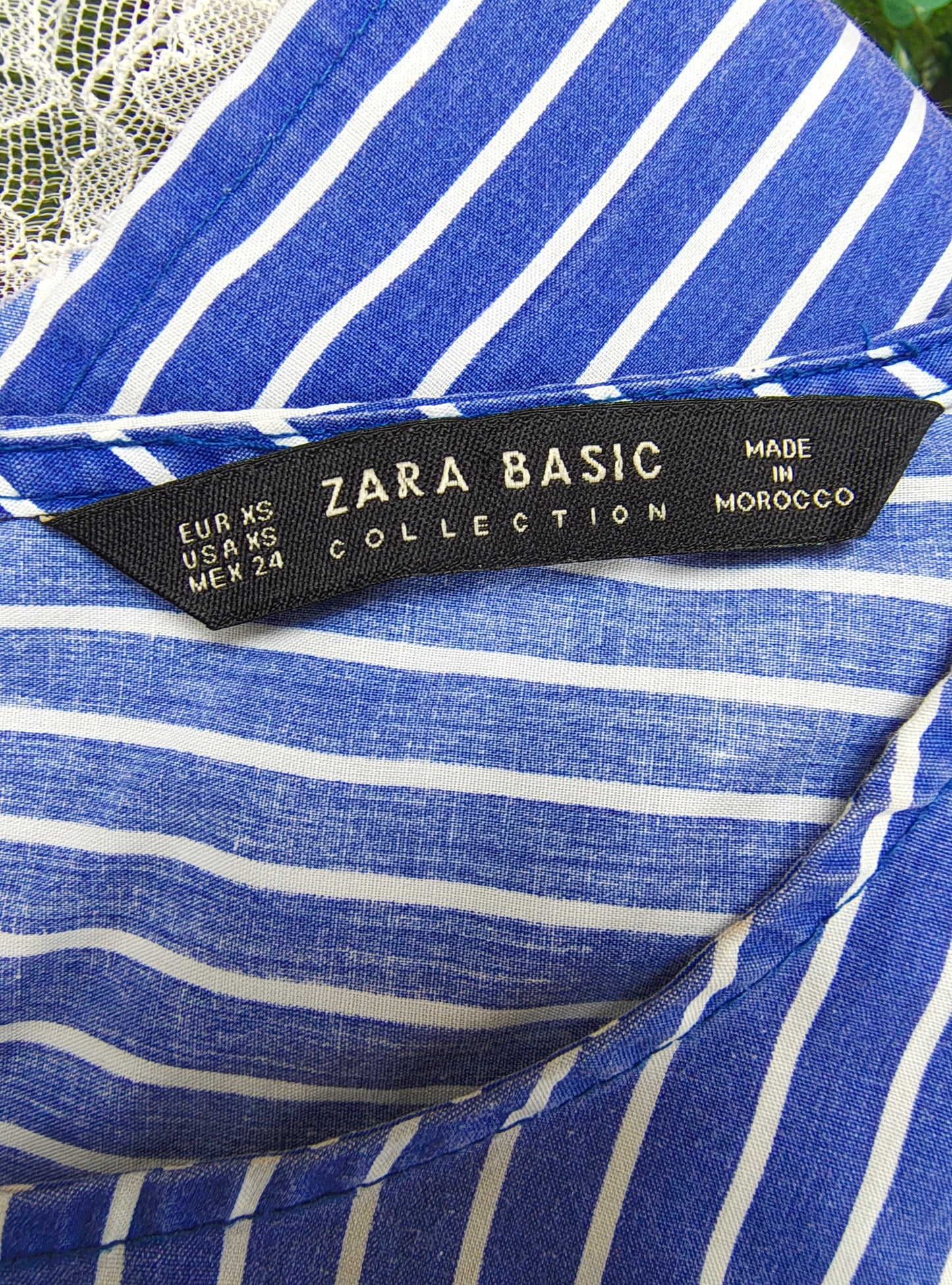 D'OCCASION – Haut rayé bleu avec dentelle blanche Collection ZARA BASIC (Taille XS)