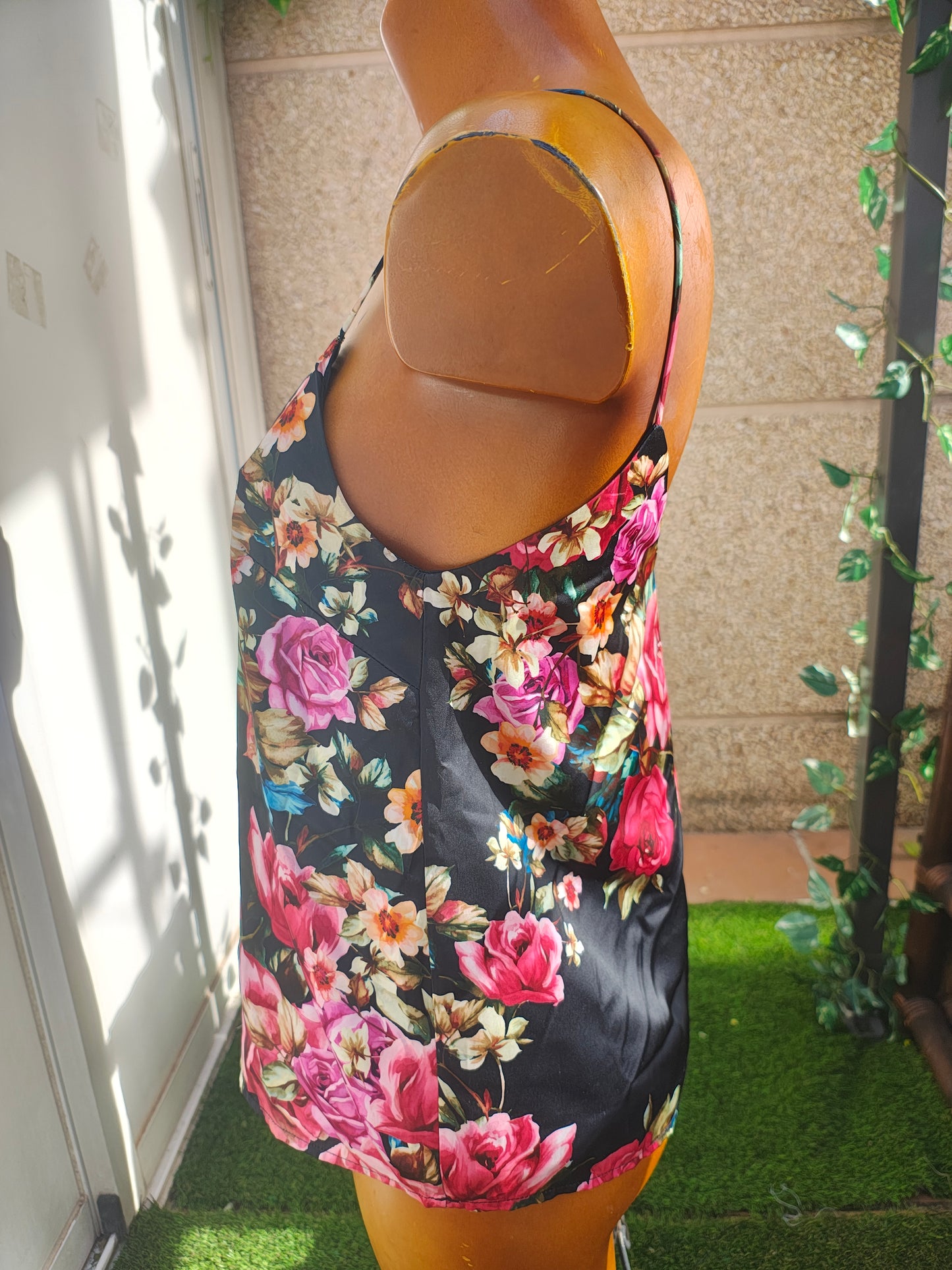 D'OCCASION – Haut à bretelles en satin fleuri STRADIVARIUS (taille S)
