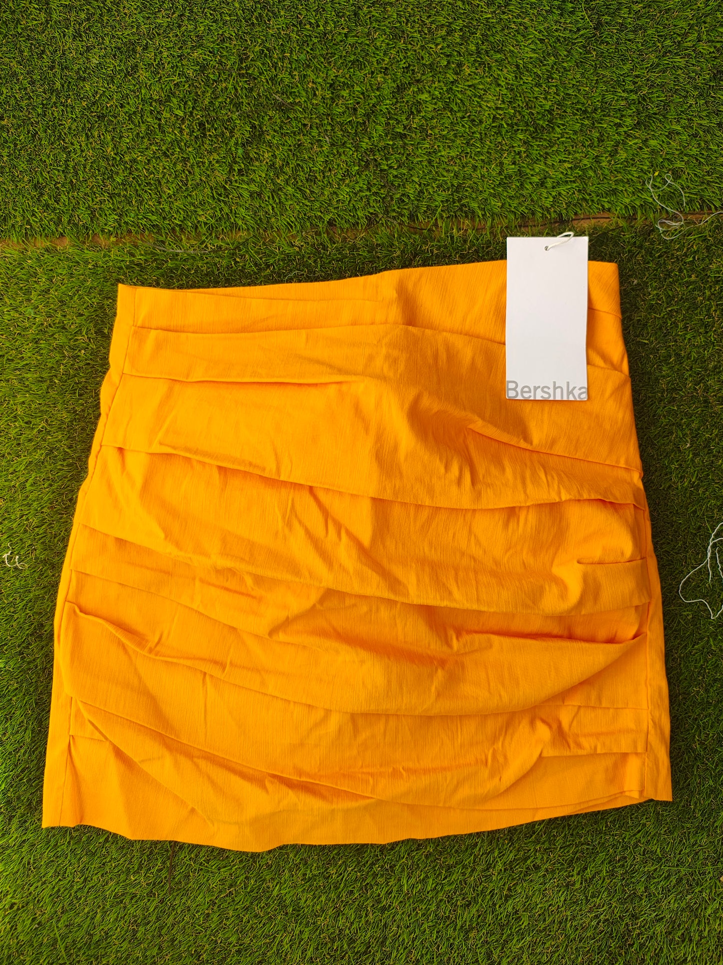 NOUVEAU – Jupe courte froncée orange BERSHKA (Taille S)