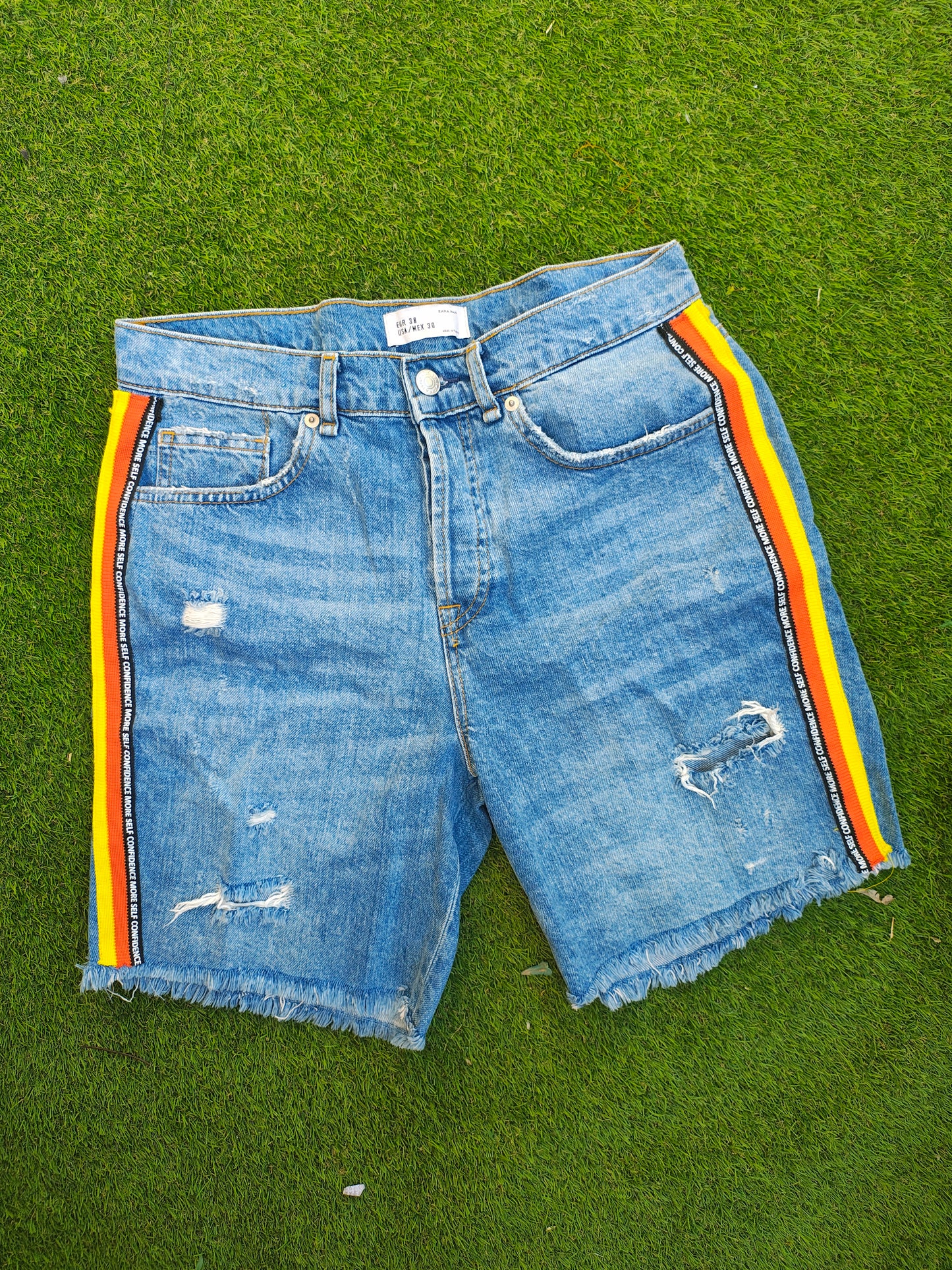 USADO – Short vaquero azul con franjas laterales y rotos ZARA MAN (Talla EUR 38 / USA-MEX 30)