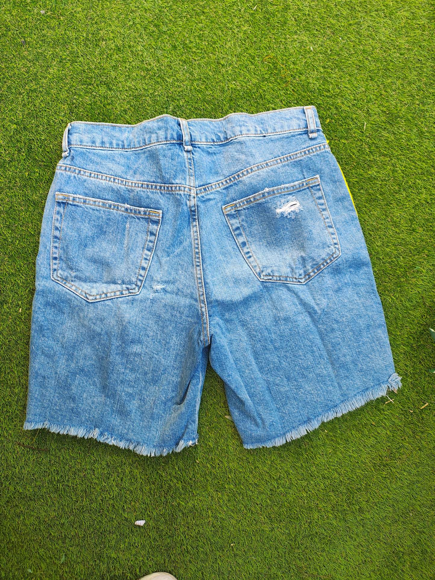 USADO – Short vaquero azul con franjas laterales y rotos ZARA MAN (Talla EUR 38 / USA-MEX 30)