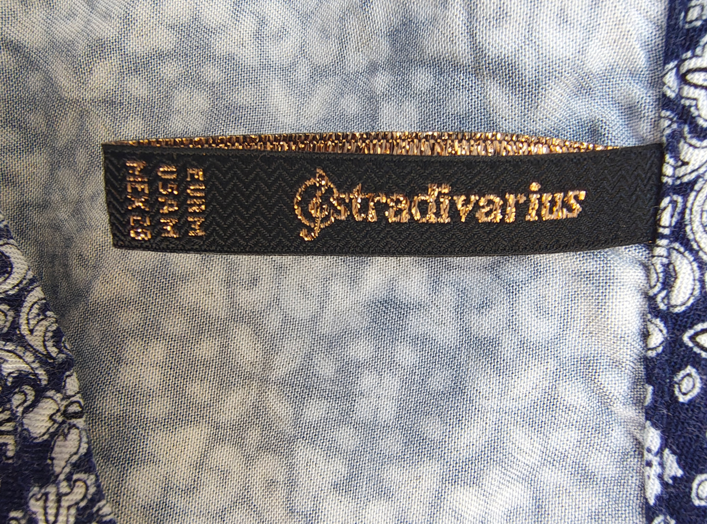 D'OCCASION – Robe bleue imprimée à manches françaises et boutons sur le devant (Taille M) Stradivarius