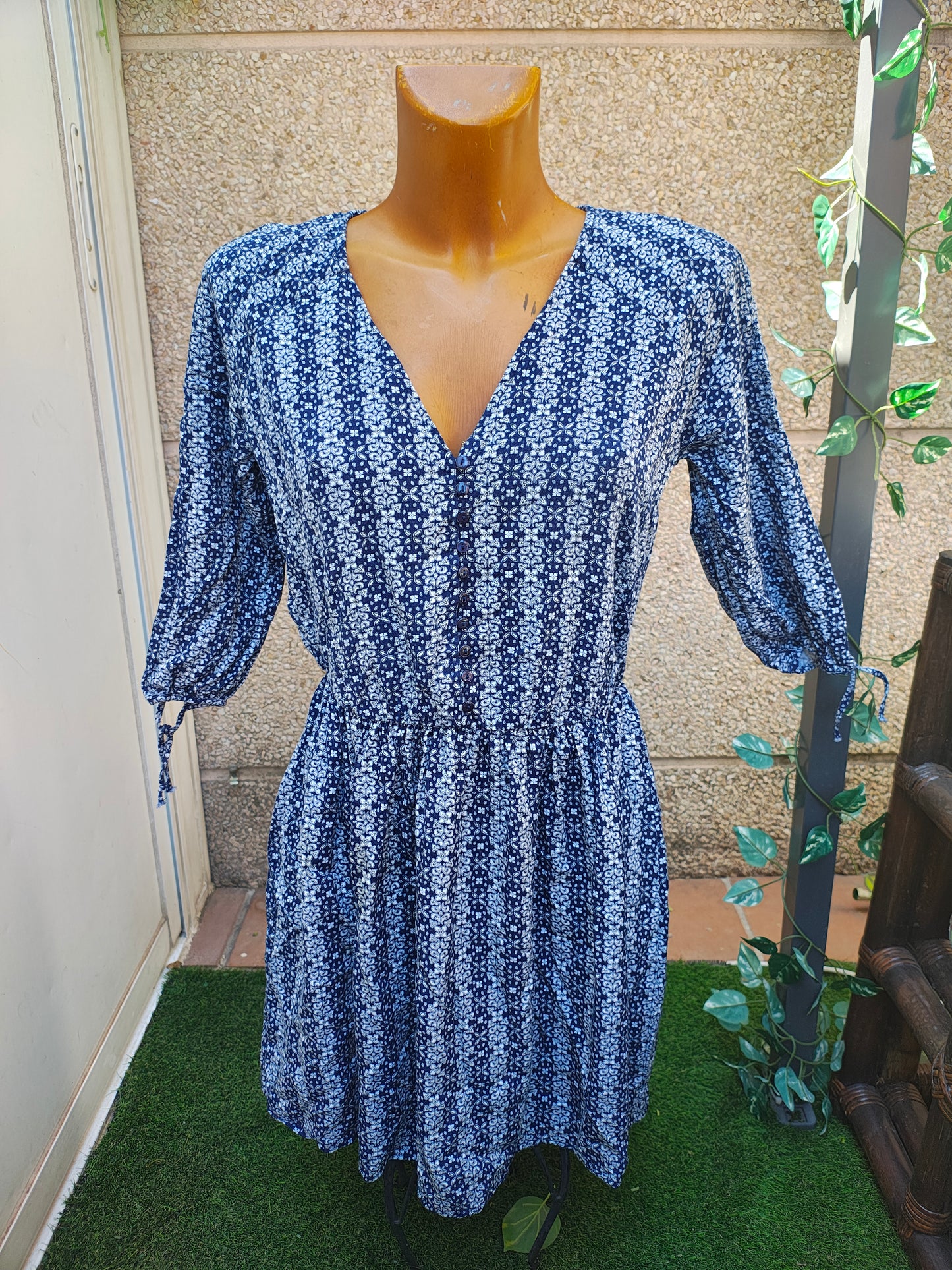 D'OCCASION – Robe bleue imprimée à manches françaises et boutons sur le devant (Taille M) Stradivarius