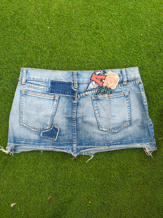 USADO – Falda vaquera azul con parches bordados “MISS PRIVATE” (100% algodón)