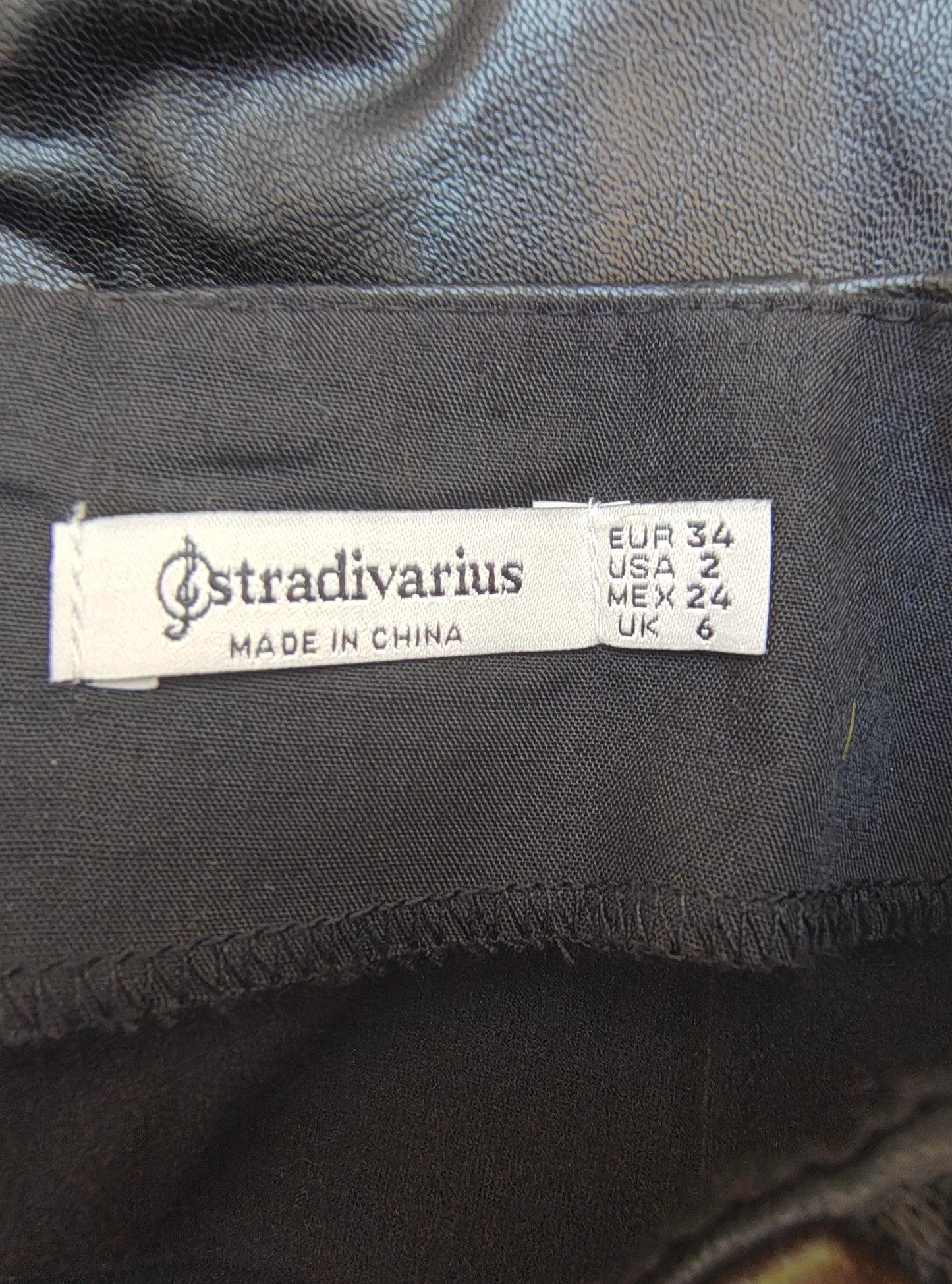 USADO – Falda efecto cuero negra drapeada STRADIVARIUS (Talla EUR 34)