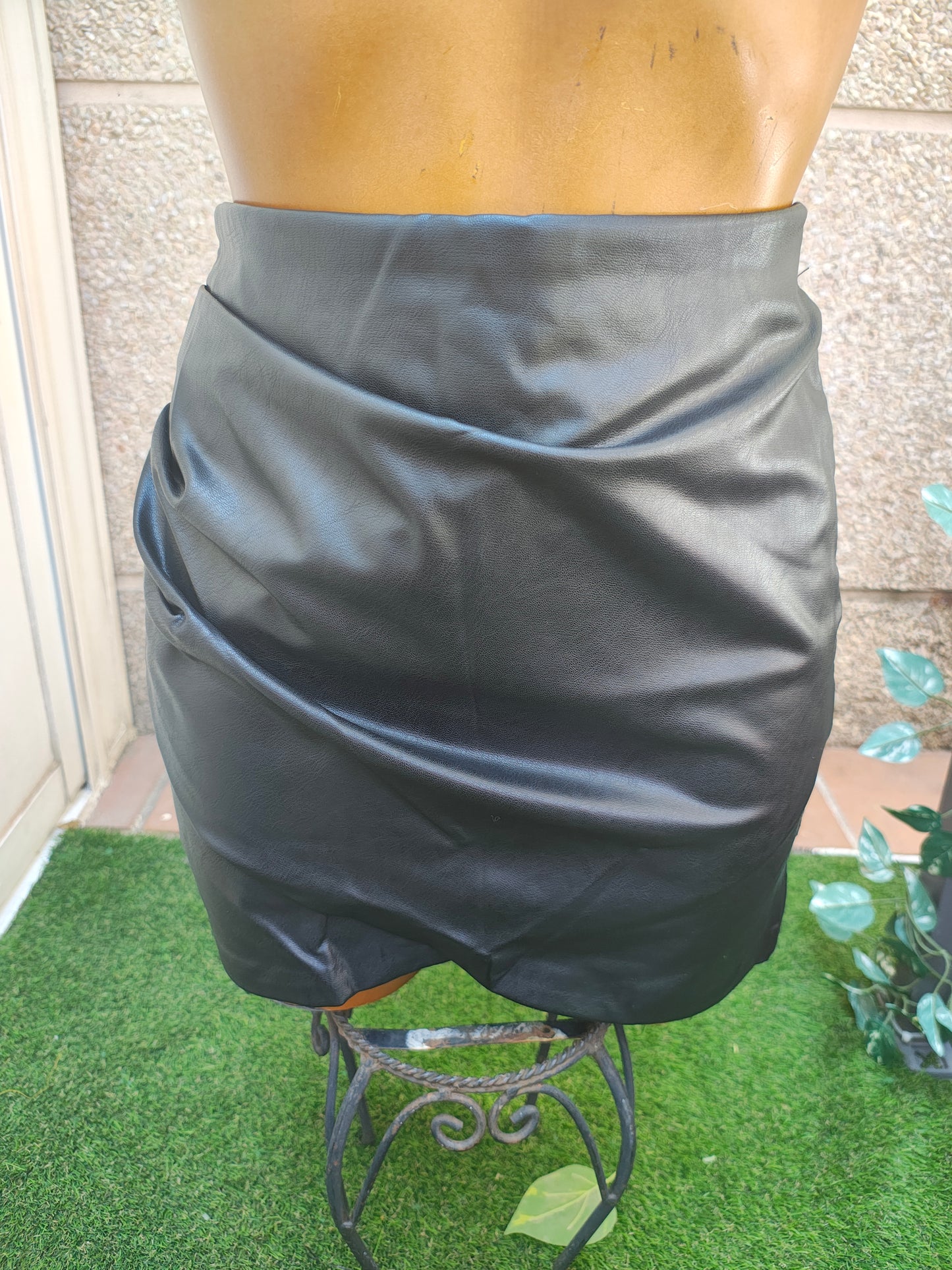 USADO – Falda efecto cuero negra drapeada STRADIVARIUS (Talla EUR 34)