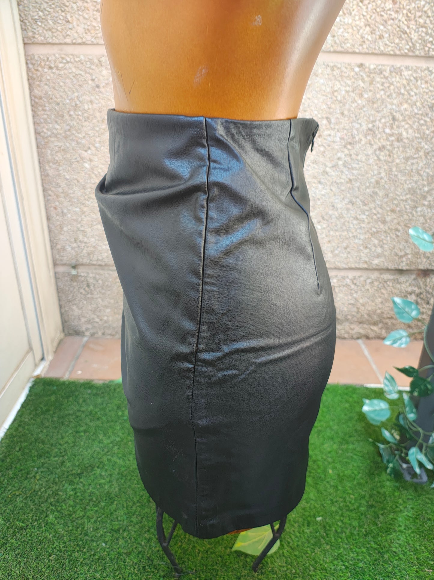 USADO – Falda efecto cuero negra drapeada STRADIVARIUS (Talla EUR 34)